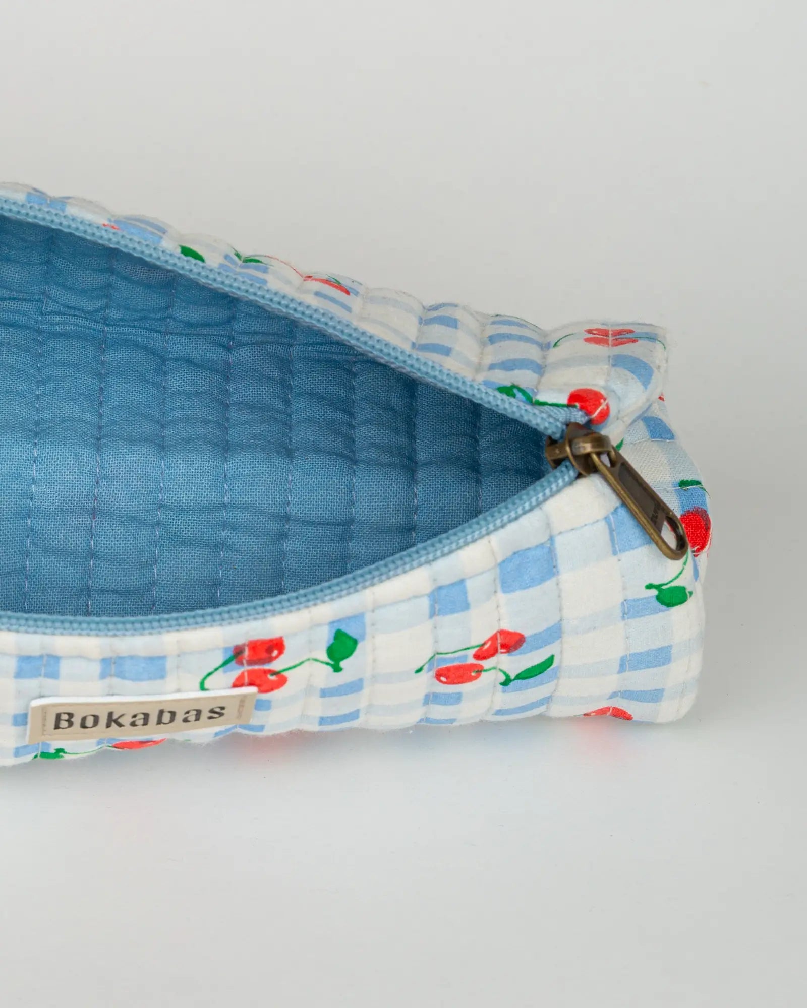Trousse à crayons scolaire matelassée Bokabas, imprimé Cerise vichy bleu, vue de l'intérieur