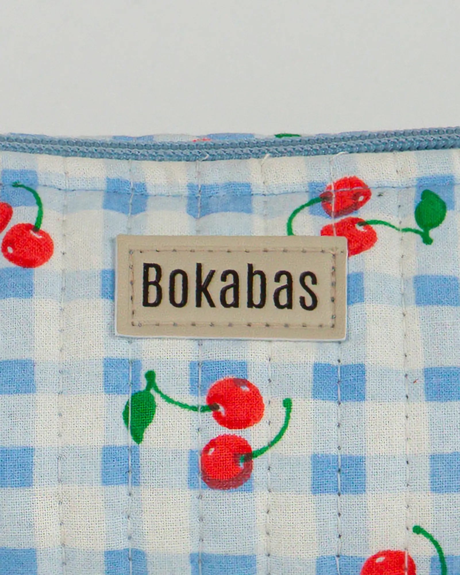 Trousse à crayons scolaire matelassée Bokabas, imprimé Cerise vichy bleu, zoom sur la matière