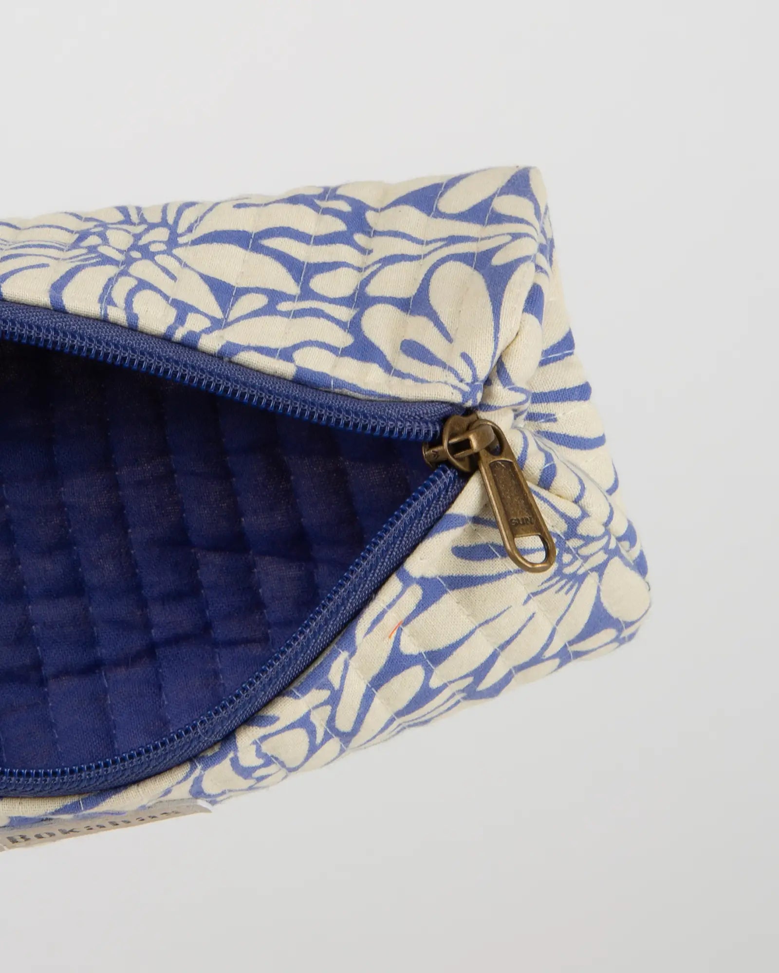 Trousse à crayons scolaire matelassée Bokabas, imprimé Daisy fleuri bleu et beige, vue de l'intérieur