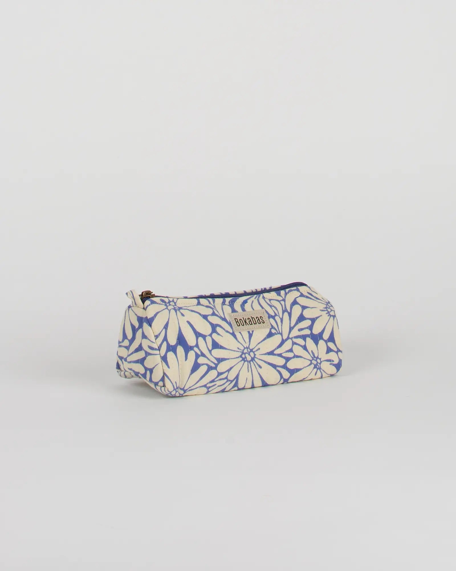 Trousse à crayons scolaire matelassée Bokabas, imprimé Daisy fleuri bleu et beige, vue de trois-quarts