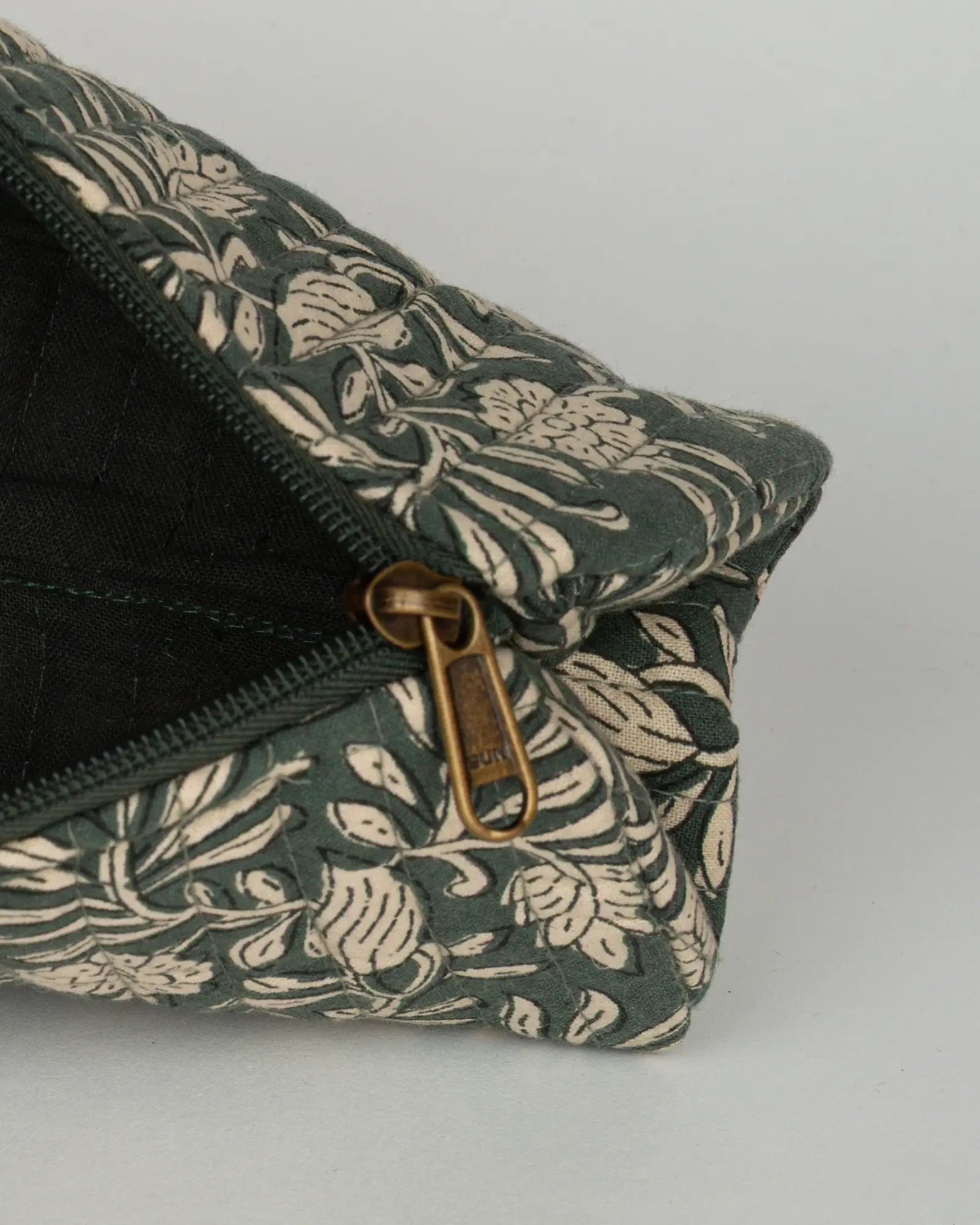 Trousse à crayons scolaire matelassée Bokabas, imprimé Dema vert kaki, vue de l'intérieur