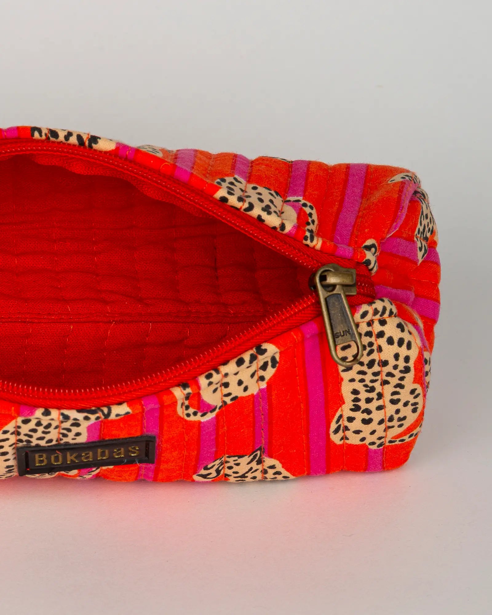Trousse à crayons scolaire matelassée Bokabas, imprimé Guépard rayé orange et rose, vue de l'intérieur