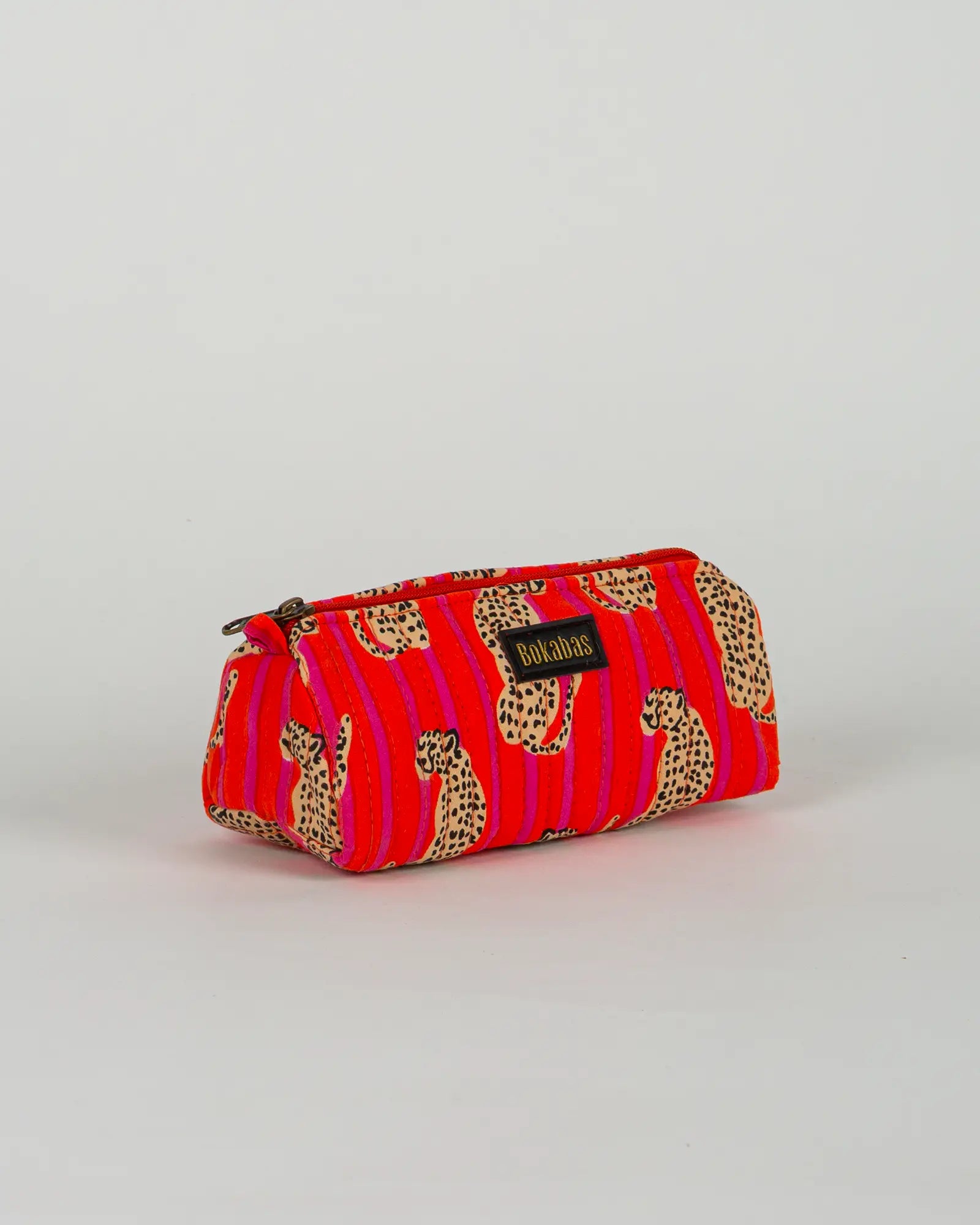 Trousse à crayons scolaire matelassée Bokabas, imprimé Guépard rayé orange et rose, vue de trois-quarts