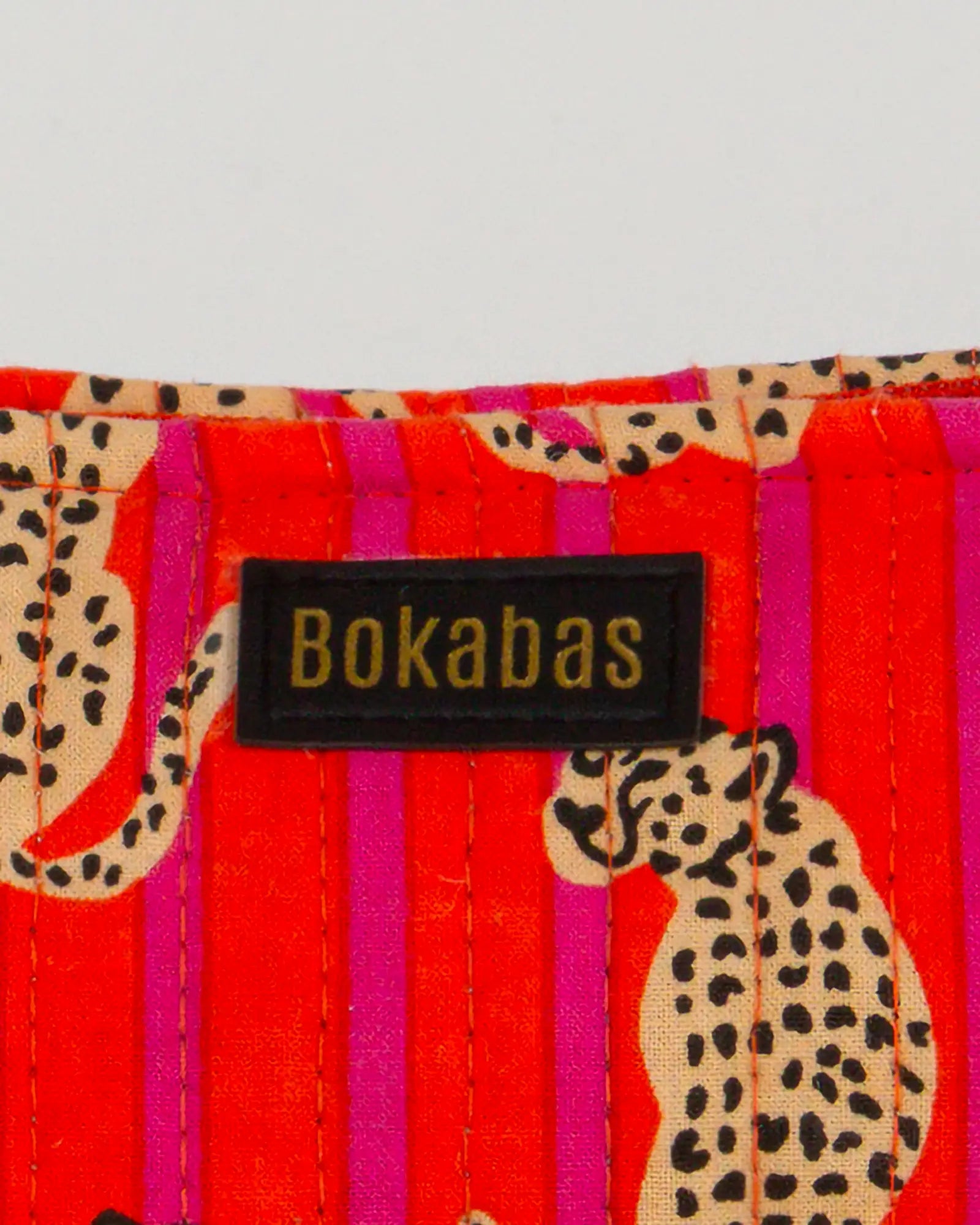 Trousse à crayons scolaire matelassée Bokabas, imprimé Guépard rayé orange et rose, zoom sur la matière