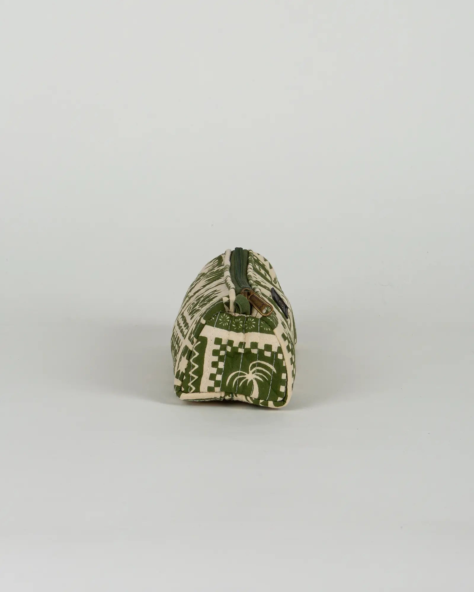Trousse à crayons scolaire matelassée Bokabas, imprimé Art vert kaki et beige, vue de profil