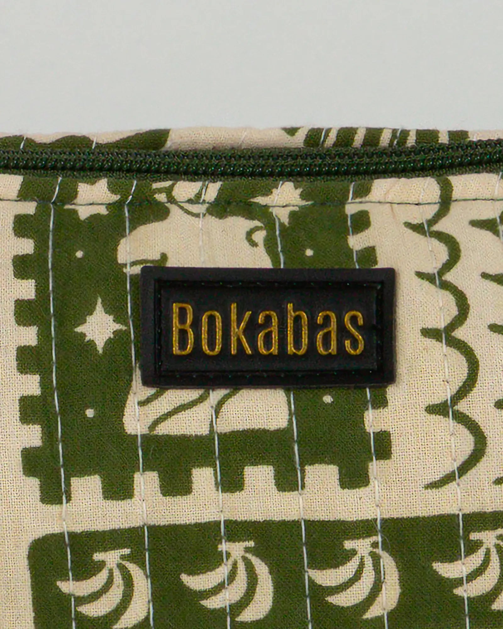 Trousse à crayons scolaire matelassée Bokabas, imprimé Art vert kaki et beige, zoom sur la matière