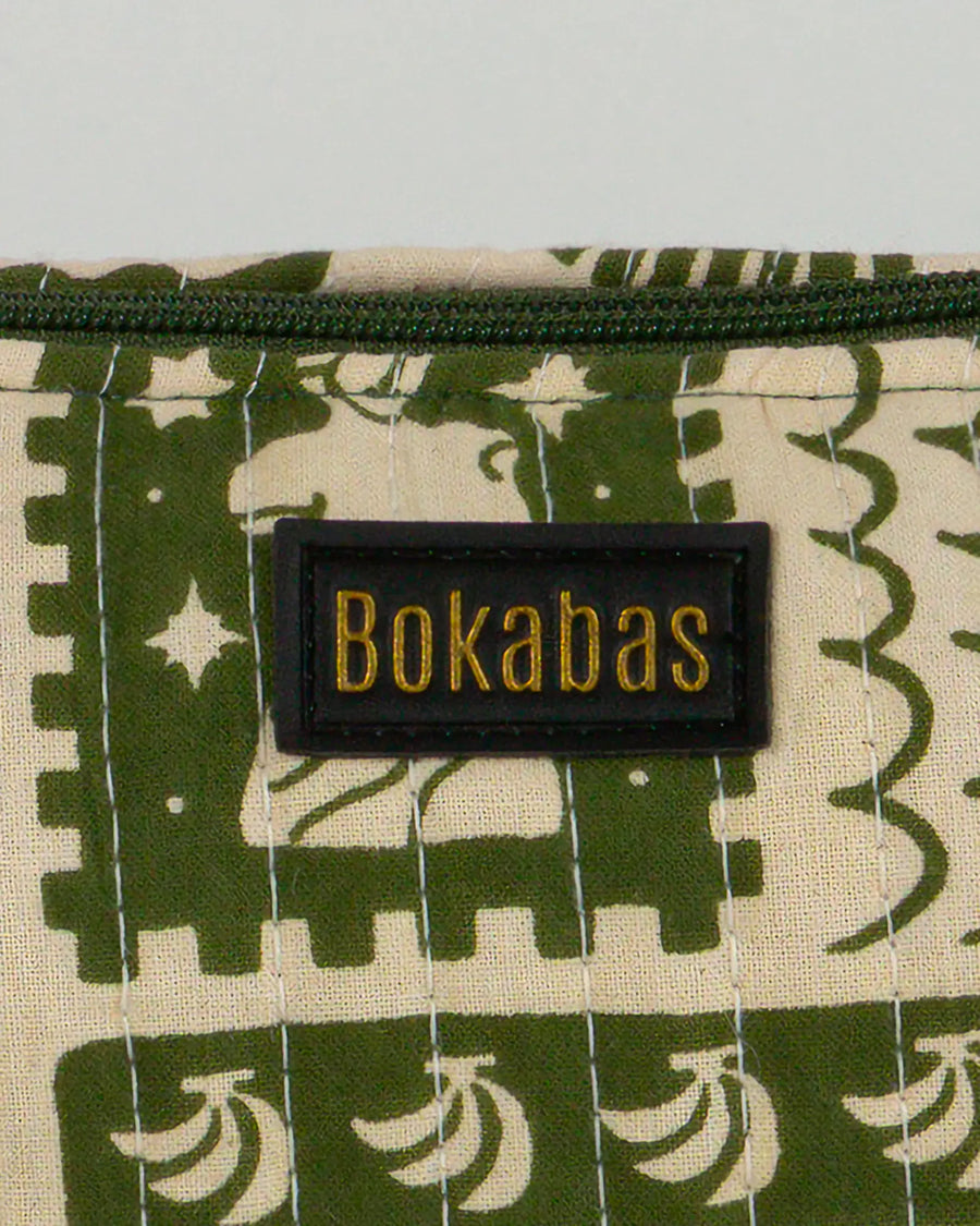 Trousse à crayons scolaire matelassée Bokabas, imprimé Art vert kaki et beige, zoom sur la matière