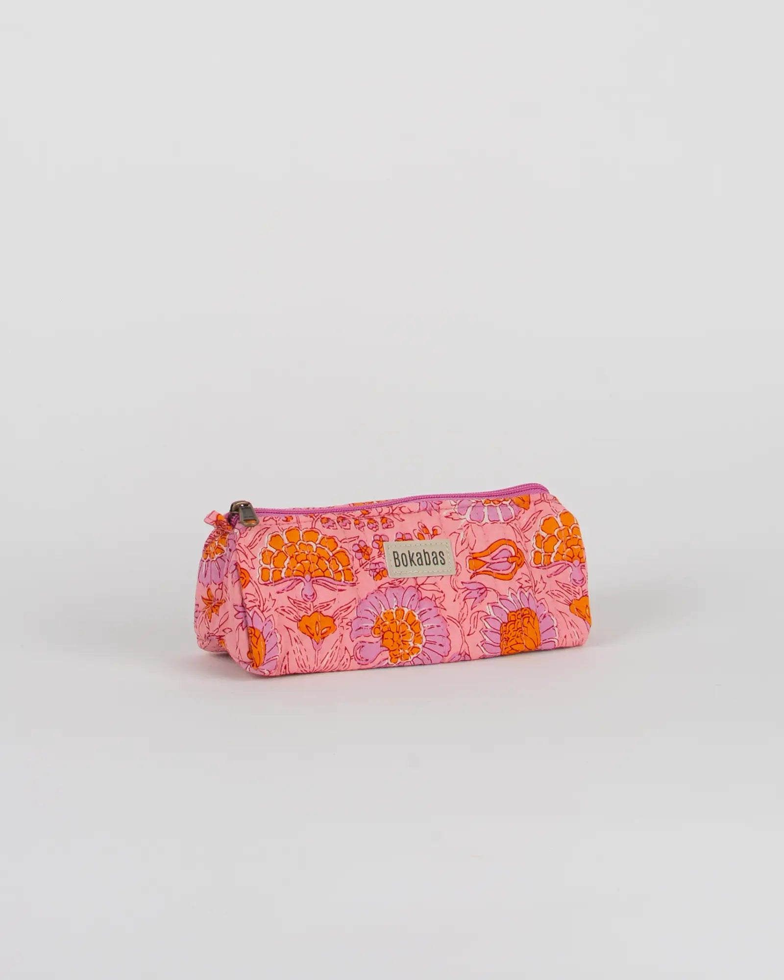 Trousse à crayons scolaire matelassée Bokabas, imprimé Marie rose fleuri, vue de trois-quarts