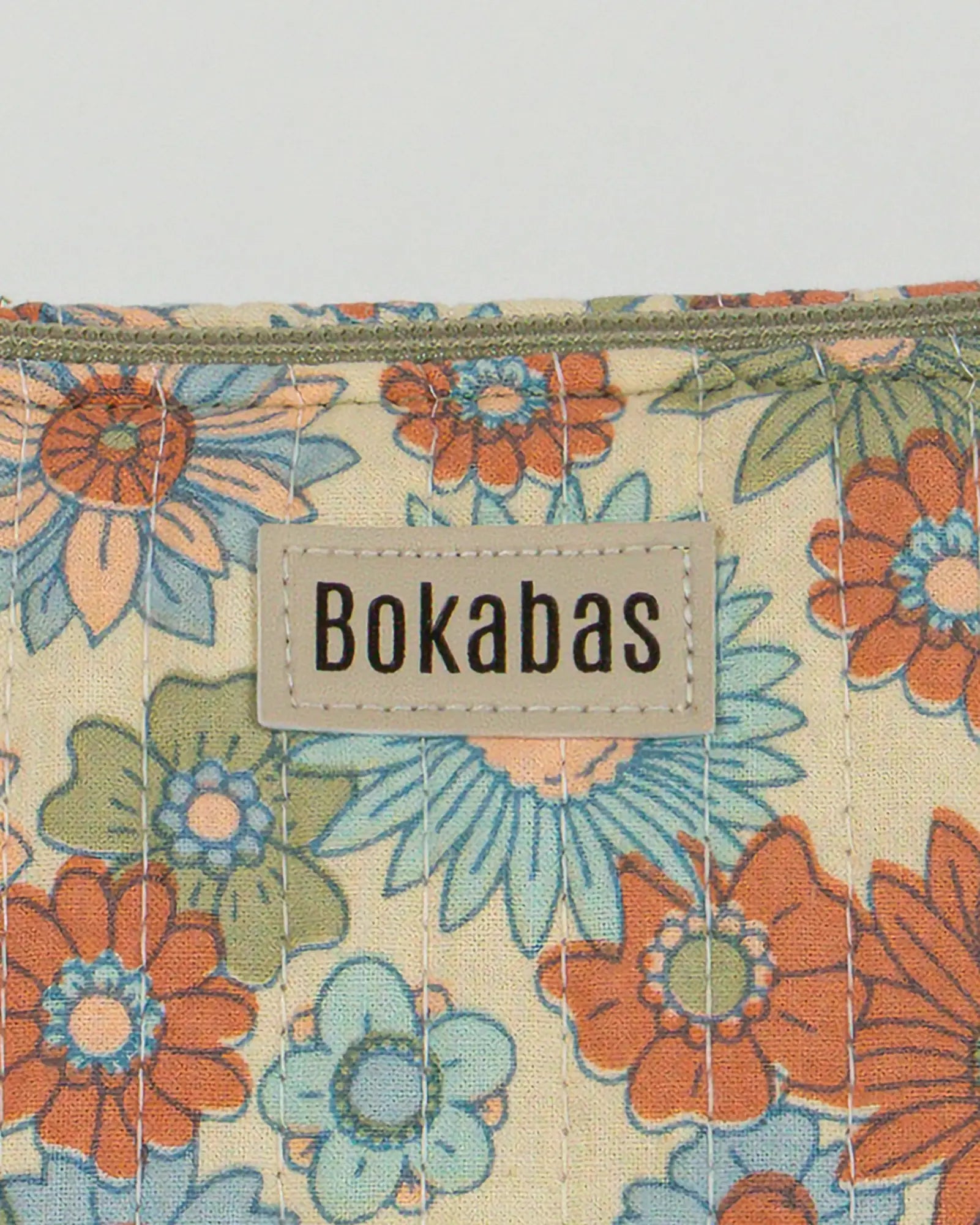 Trousse à crayons scolaire matelassée Bokabas, imprimé Rétro liberty vert, bleu et orange, zoom sur la matière