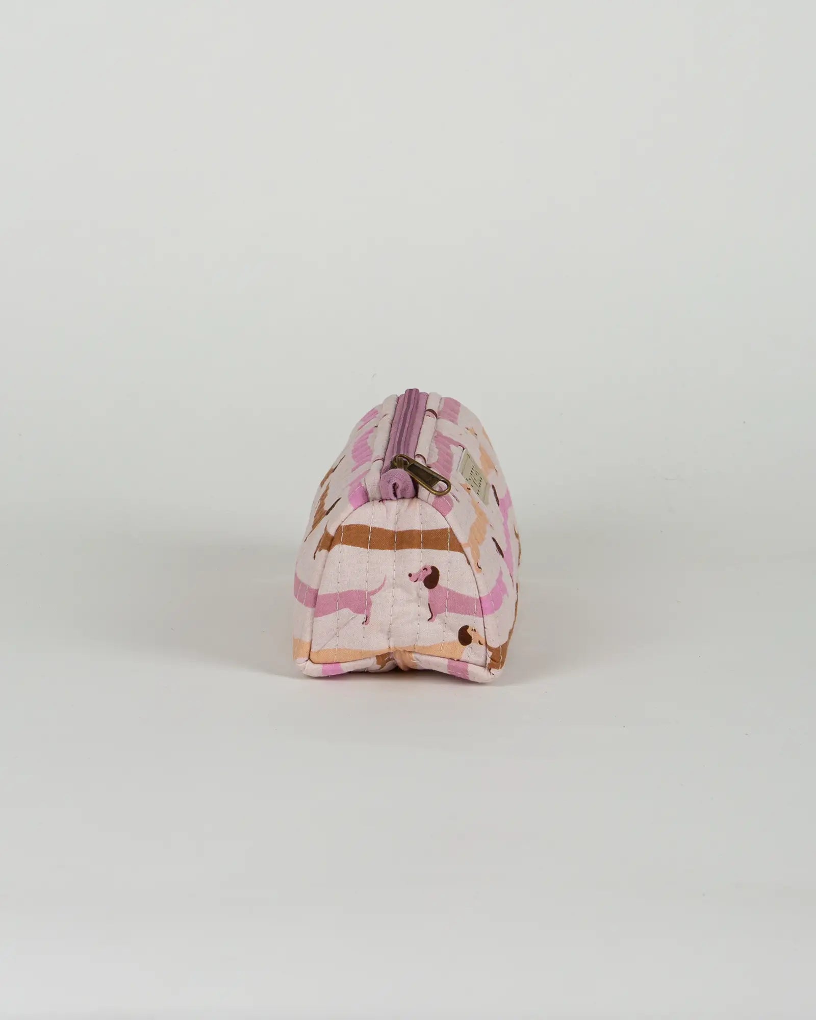 Trousse à crayons scolaire matelassée Bokabas, imprimé Saucisse chien teckel rose et violet, vue de profil