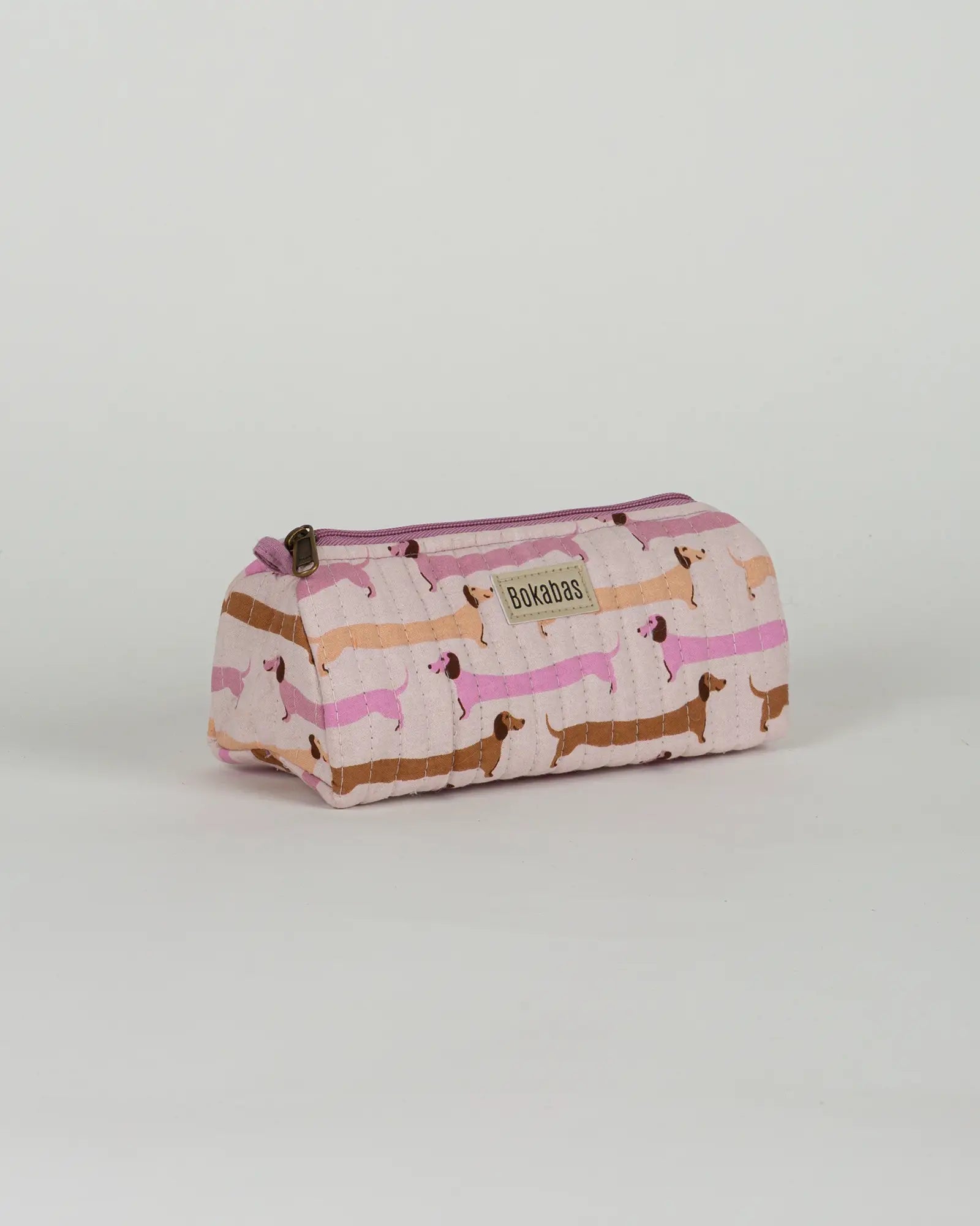 Trousse à crayons scolaire matelassée Bokabas, imprimé Saucisse chien teckel rose et violet, vue de trois-quarts