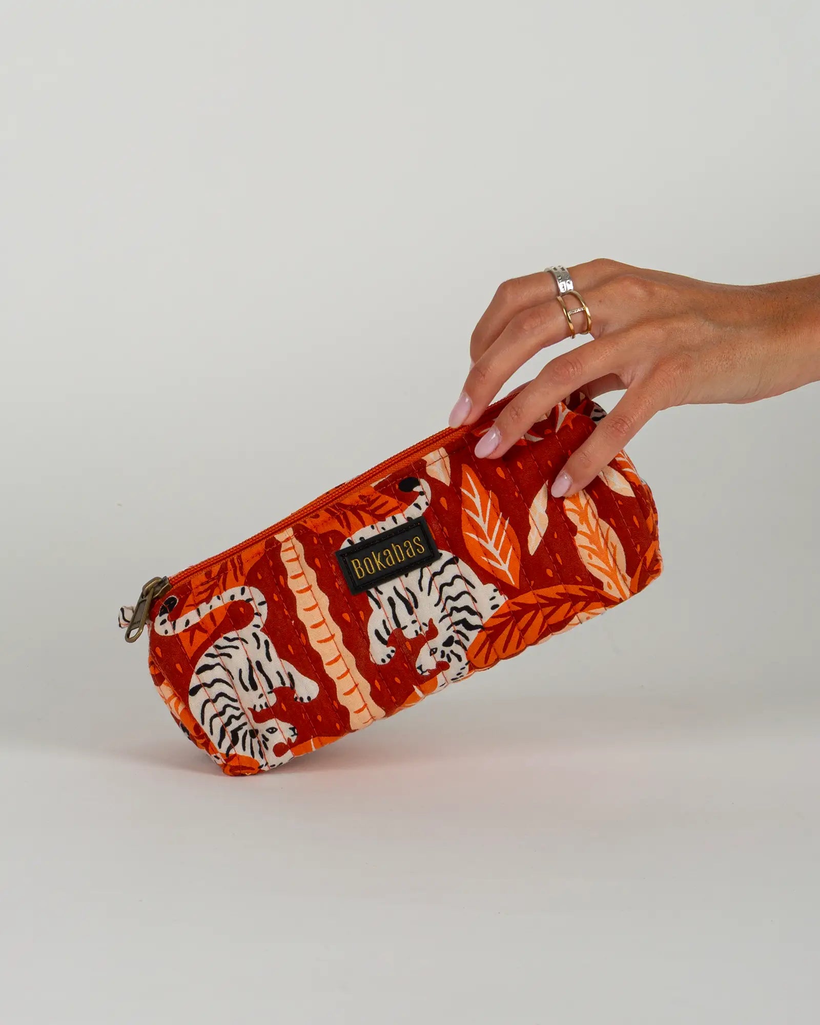 Trousse à crayons scolaire matelassée Bokabas, imprimé Tropique palmier et guépard orange, vue de face