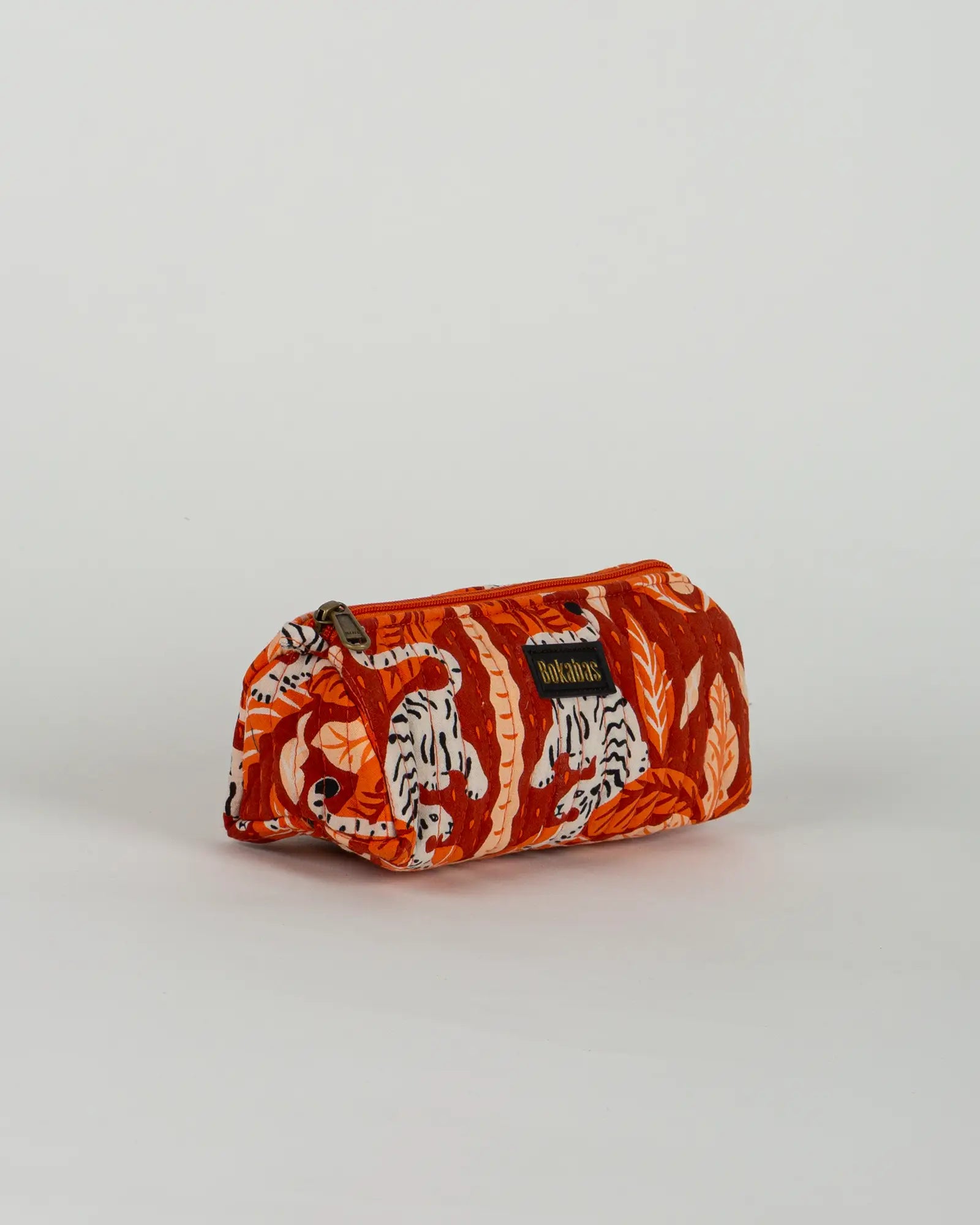 Trousse à crayons scolaire matelassée Bokabas, imprimé Tropique palmier et guépard orange, vue de trois-quarts