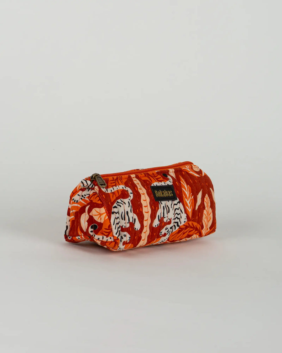 Trousse à crayons scolaire matelassée Bokabas, imprimé Tropique palmier et guépard orange, vue de trois-quarts