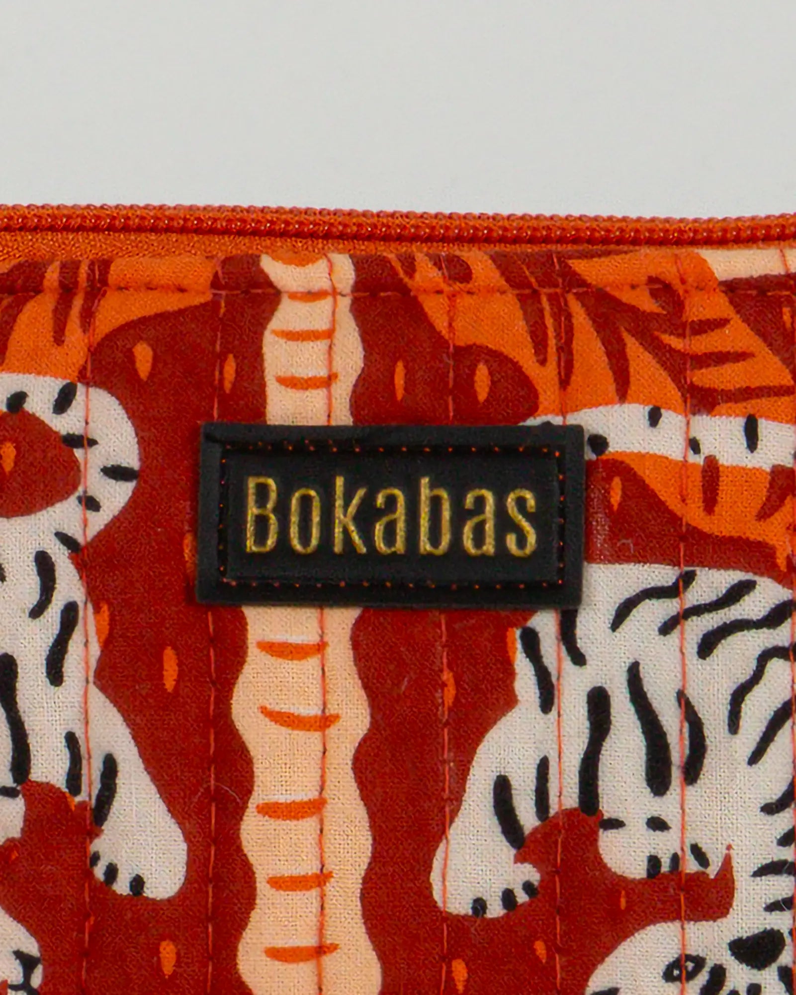 Trousse à crayons scolaire matelassée Bokabas, imprimé Tropique palmier et guépard orange, zoom sur la matière