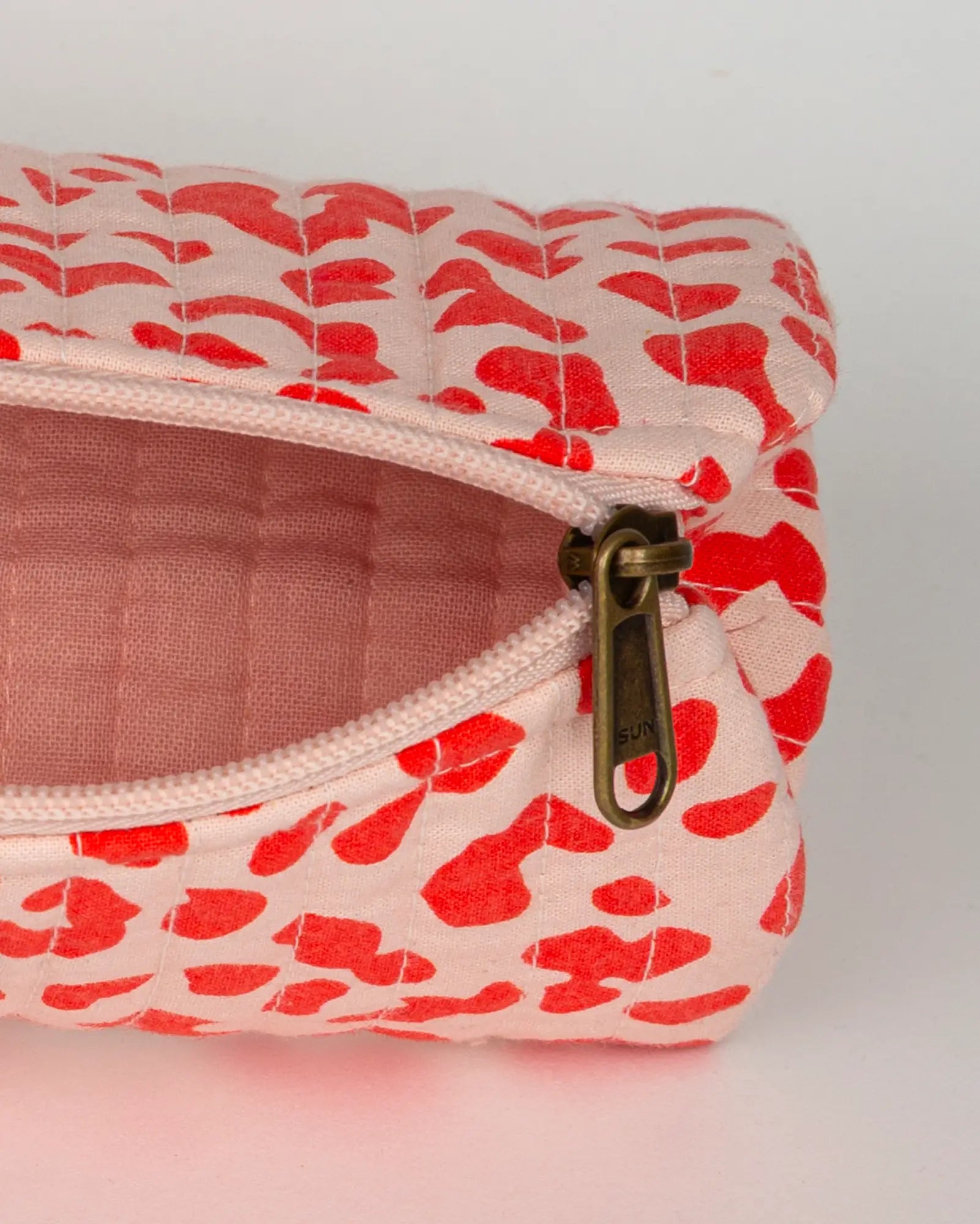 Trousse à crayons scolaire matelassée Bokabas, imprimé Valentine léopard rouge et rose, vue de l'intérieur