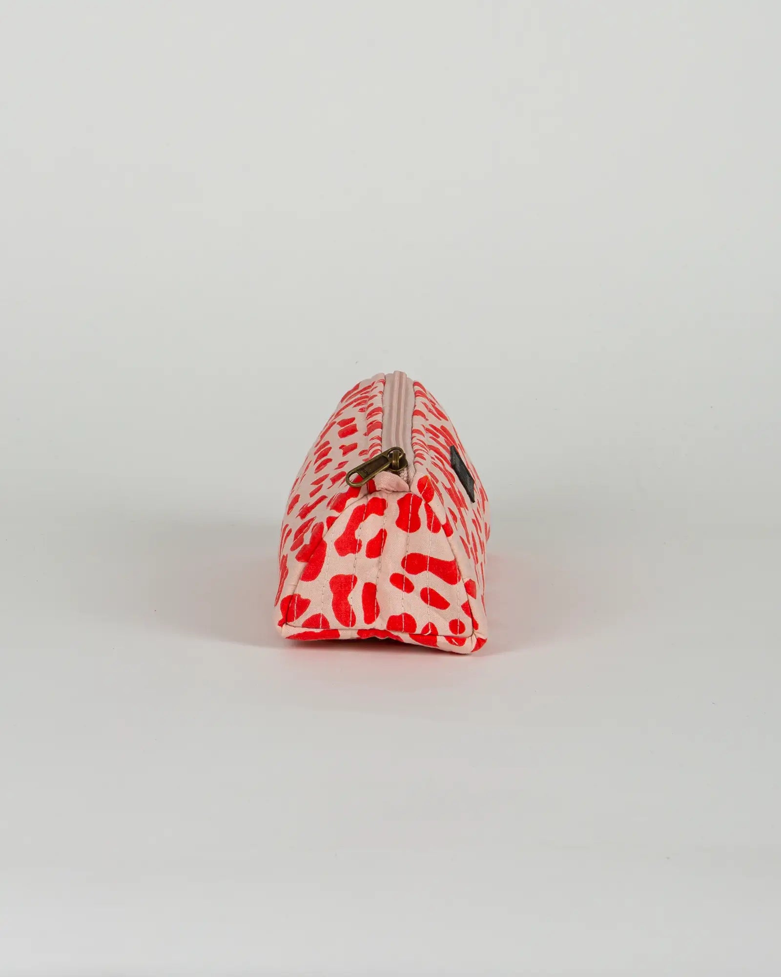 Trousse à crayons scolaire matelassée Bokabas, imprimé Valentine léopard rouge et rose, vue de profil