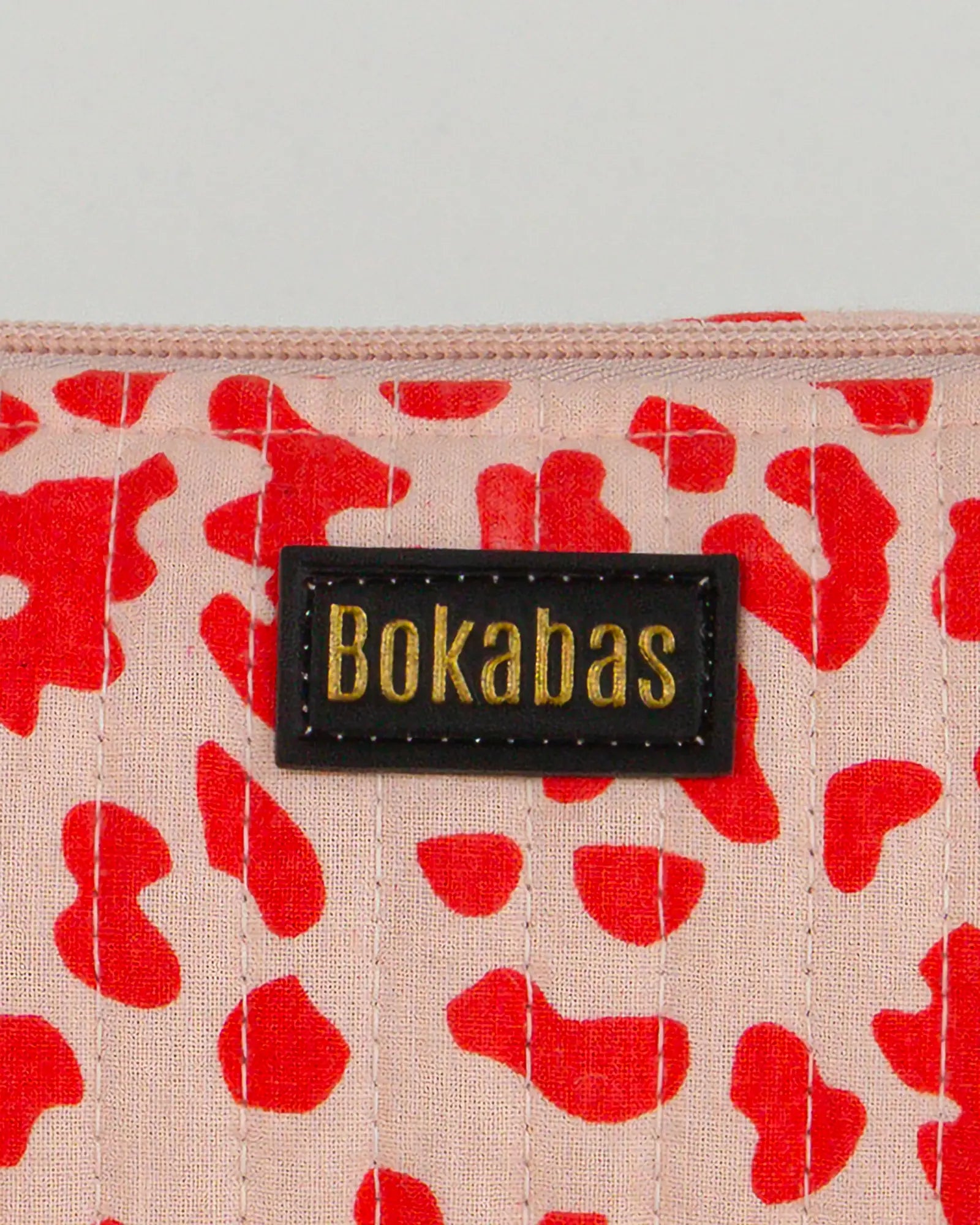 Trousse à crayons scolaire matelassée Bokabas, imprimé Valentine léopard rouge et rose, zoom sur la matière