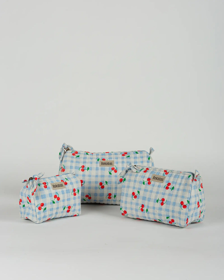 Trousse de toilette matelassée en coton Bokabas, imprimé Cerise vichy bleu, vue de face