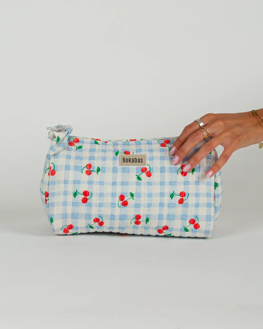 Trousse de toilette matelassée en coton Bokabas, imprimé Cerise vichy bleu, vue de face