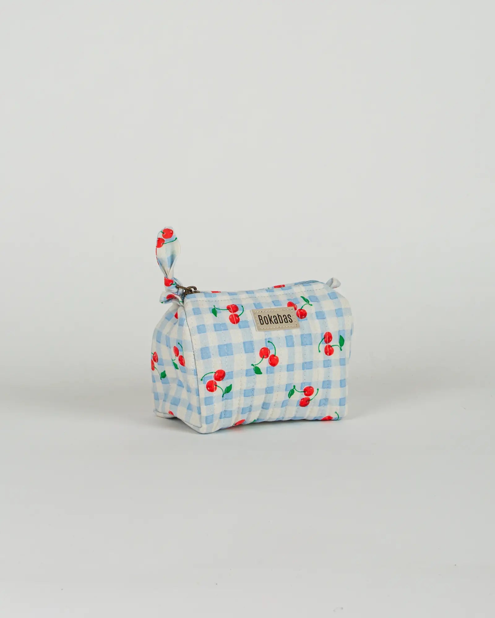 Trousse de toilette matelassée en coton Bokabas, imprimé Cerise vichy bleu, vue de trois-quarts