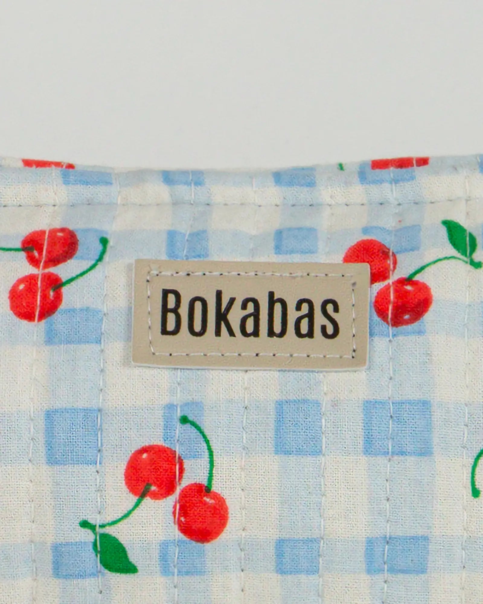 Trousse de toilette matelassée en coton Bokabas, imprimé Cerise vichy bleu, zoom sur la matière
