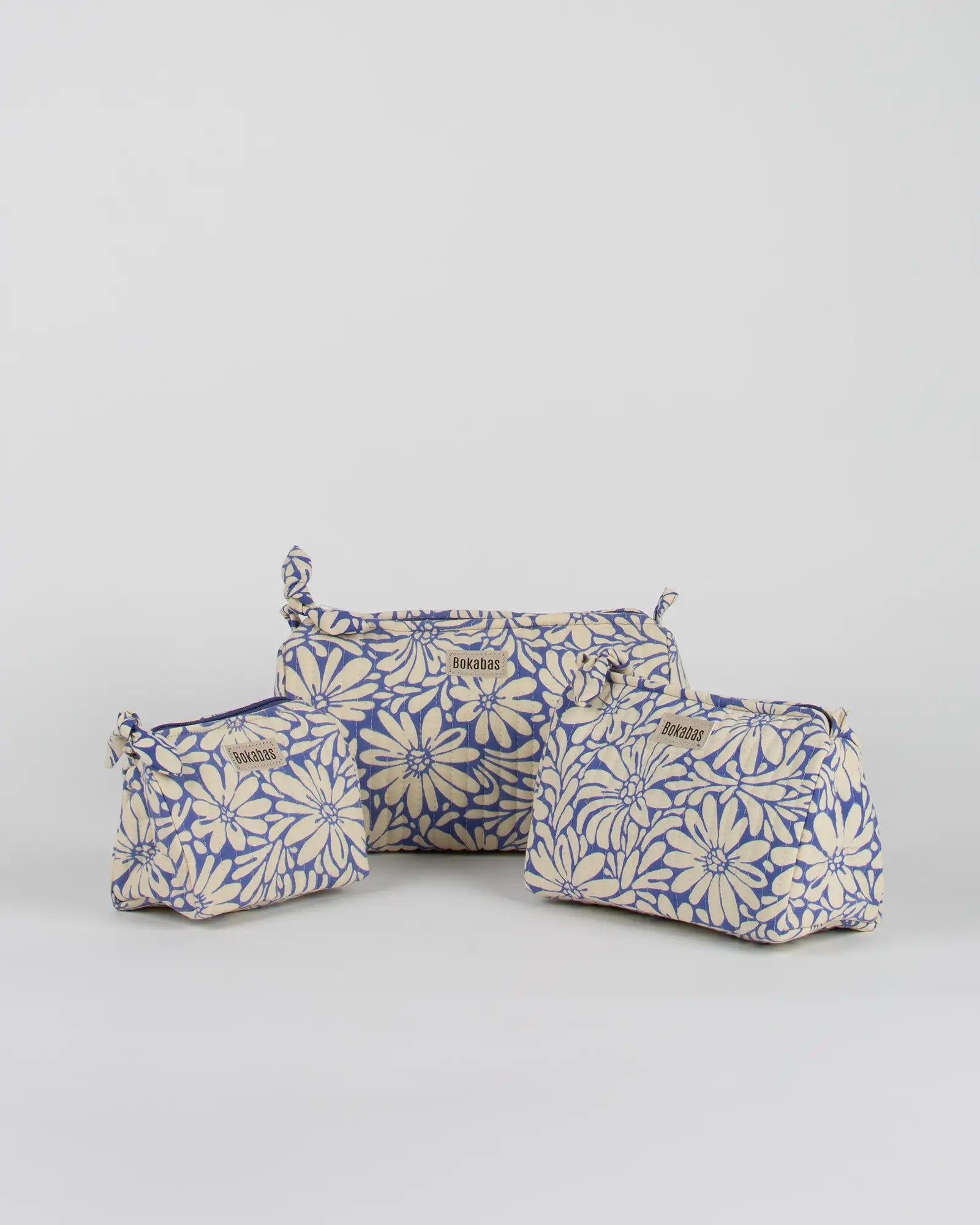 Trousse de toilette matelassée en coton Bokabas, imprimé Daisy fleuri bleu et beige, vue de face