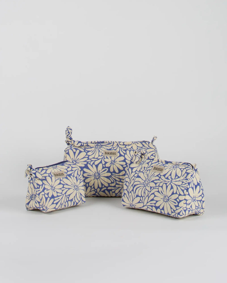 Trousse de toilette matelassée en coton Bokabas, imprimé Daisy fleuri bleu et beige, vue de face