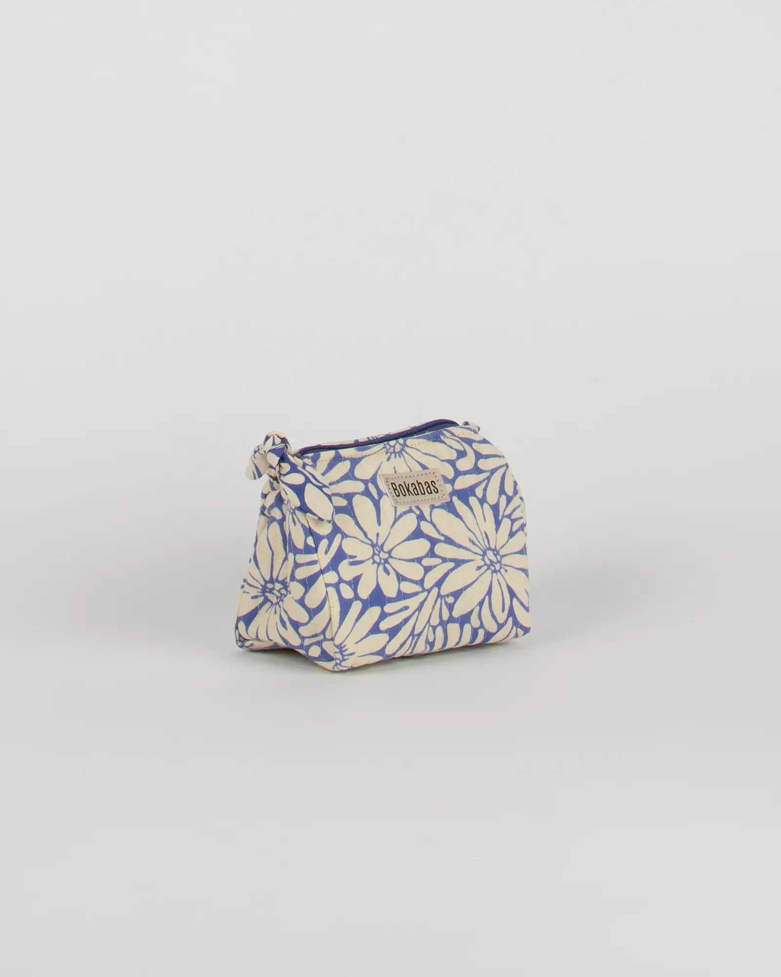 Trousse de toilette matelassée en coton Bokabas, imprimé Daisy fleuri bleu et beige, vue de trois-quarts