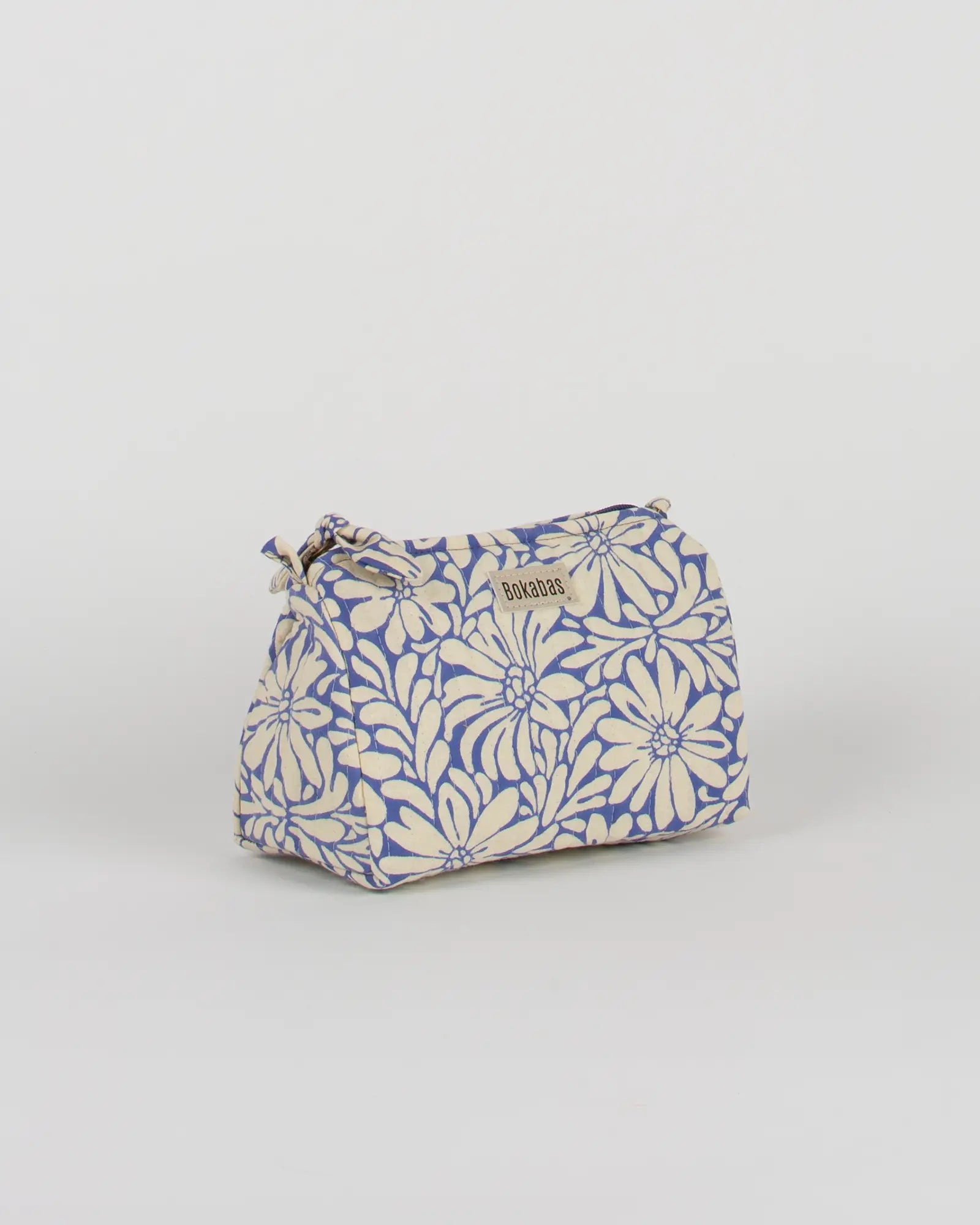 Trousse de toilette matelassée en coton Bokabas, imprimé Daisy fleuri bleu et beige, vue de trois-quarts