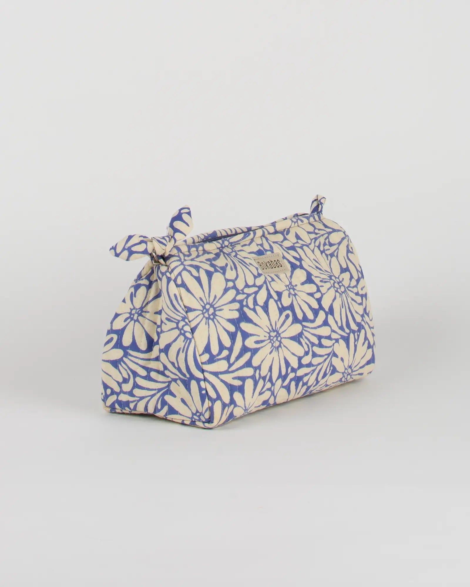 Trousse de toilette matelassée en coton Bokabas, imprimé Daisy fleuri bleu et beige, vue de trois-quarts