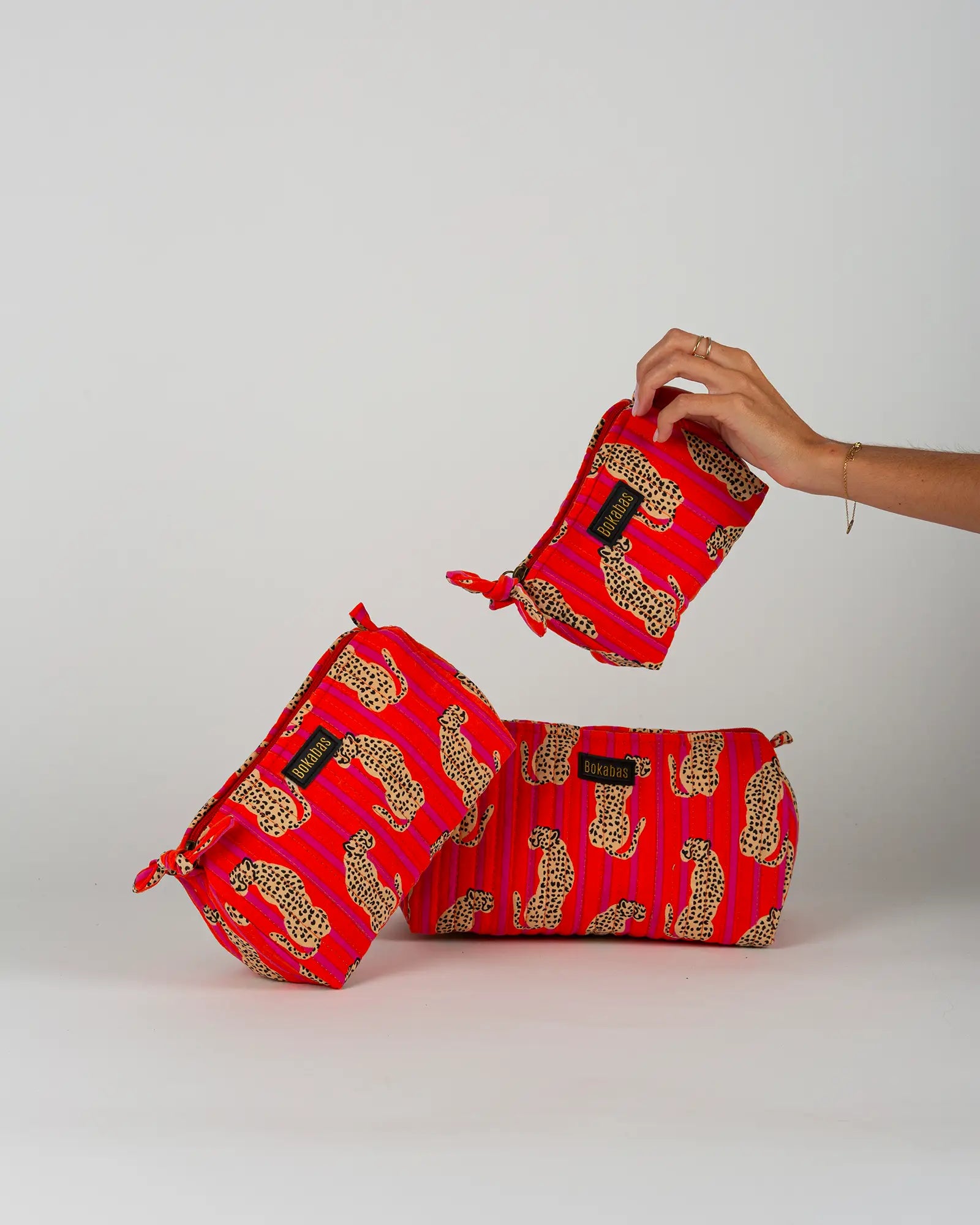 Trousse de toilette matelassée en coton Bokabas, imprimé Guépard rayé orange et rose, vue de face