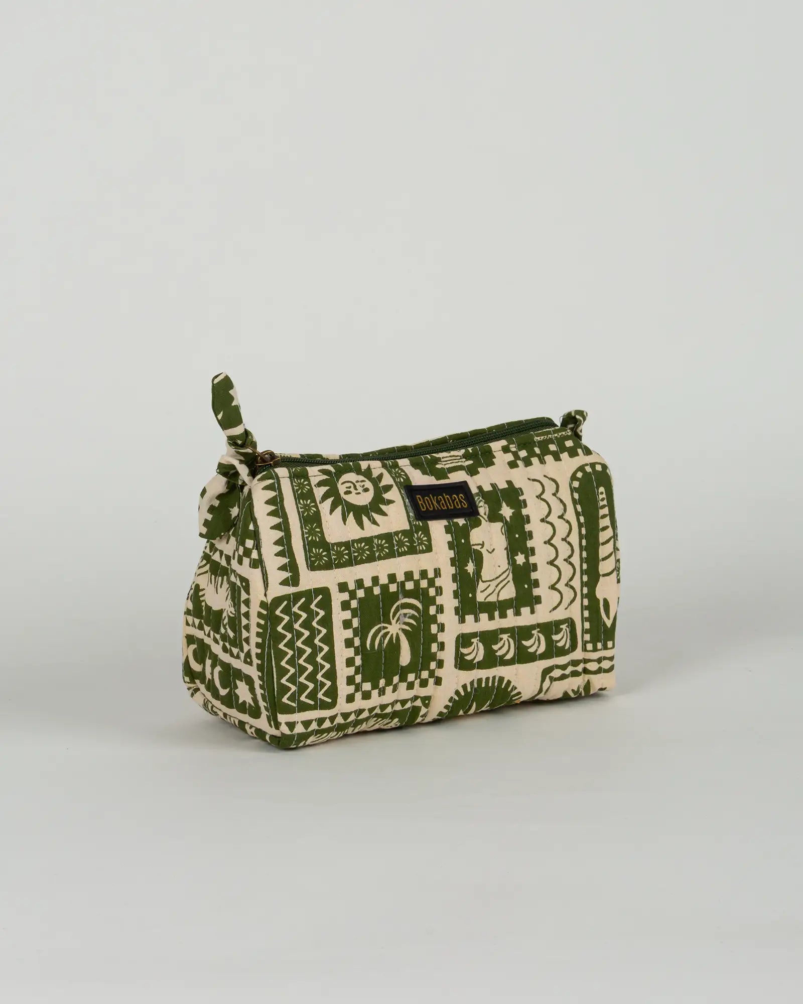 Trousse de toilette matelassée en coton Bokabas, imprimé Art vert kaki et beige, vue de trois-quarts