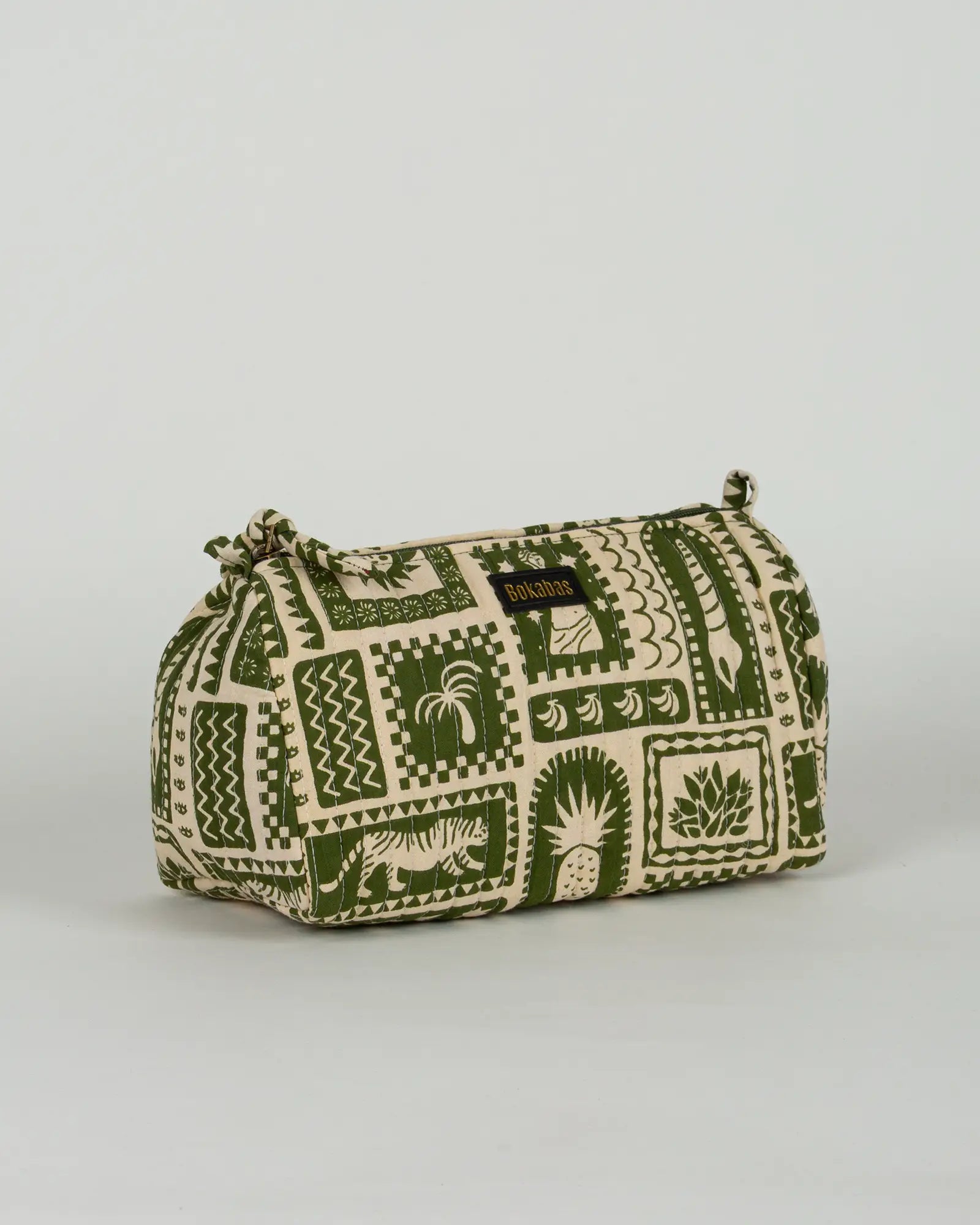 Trousse de toilette matelassée en coton Bokabas, imprimé Art vert kaki et beige, vue de trois-quarts