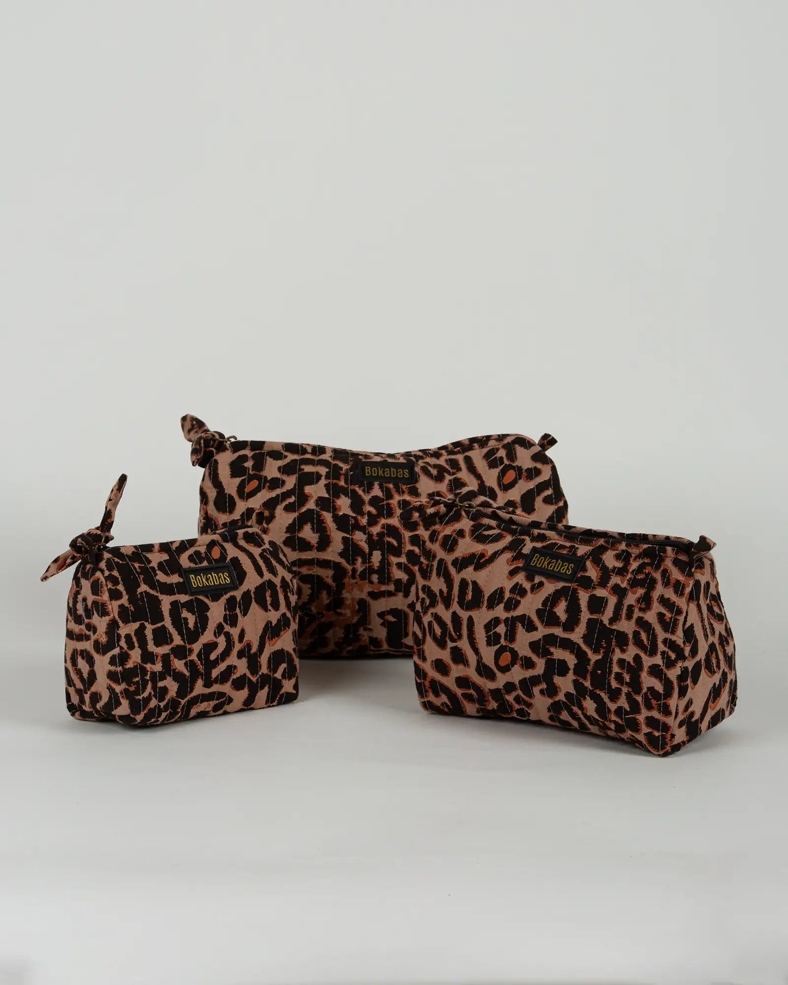 Trousse de toilette matelassée en coton Bokabas, imprimé léopard noir et marron, vue de face