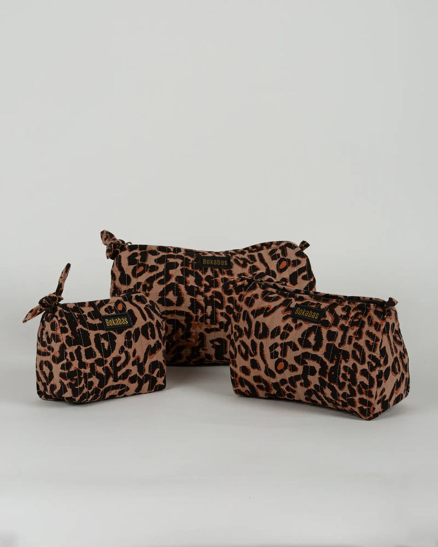 Trousse de toilette matelassée en coton Bokabas, imprimé léopard noir et marron, vue de face