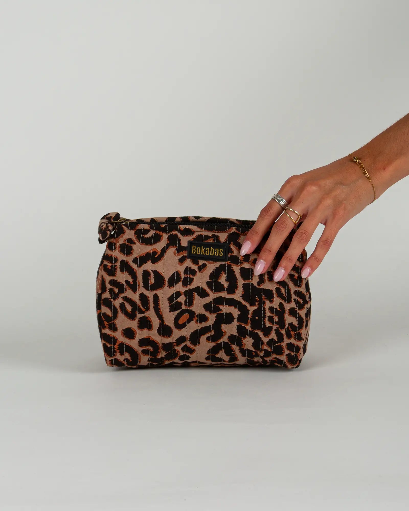 Trousse de toilette matelassée en coton Bokabas, imprimé léopard noir et marron, vue de face