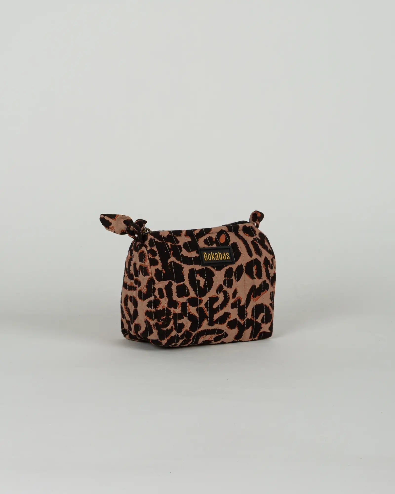 Trousse de toilette matelassée en coton Bokabas, imprimé léopard noir et marron, vue de trois-quarts