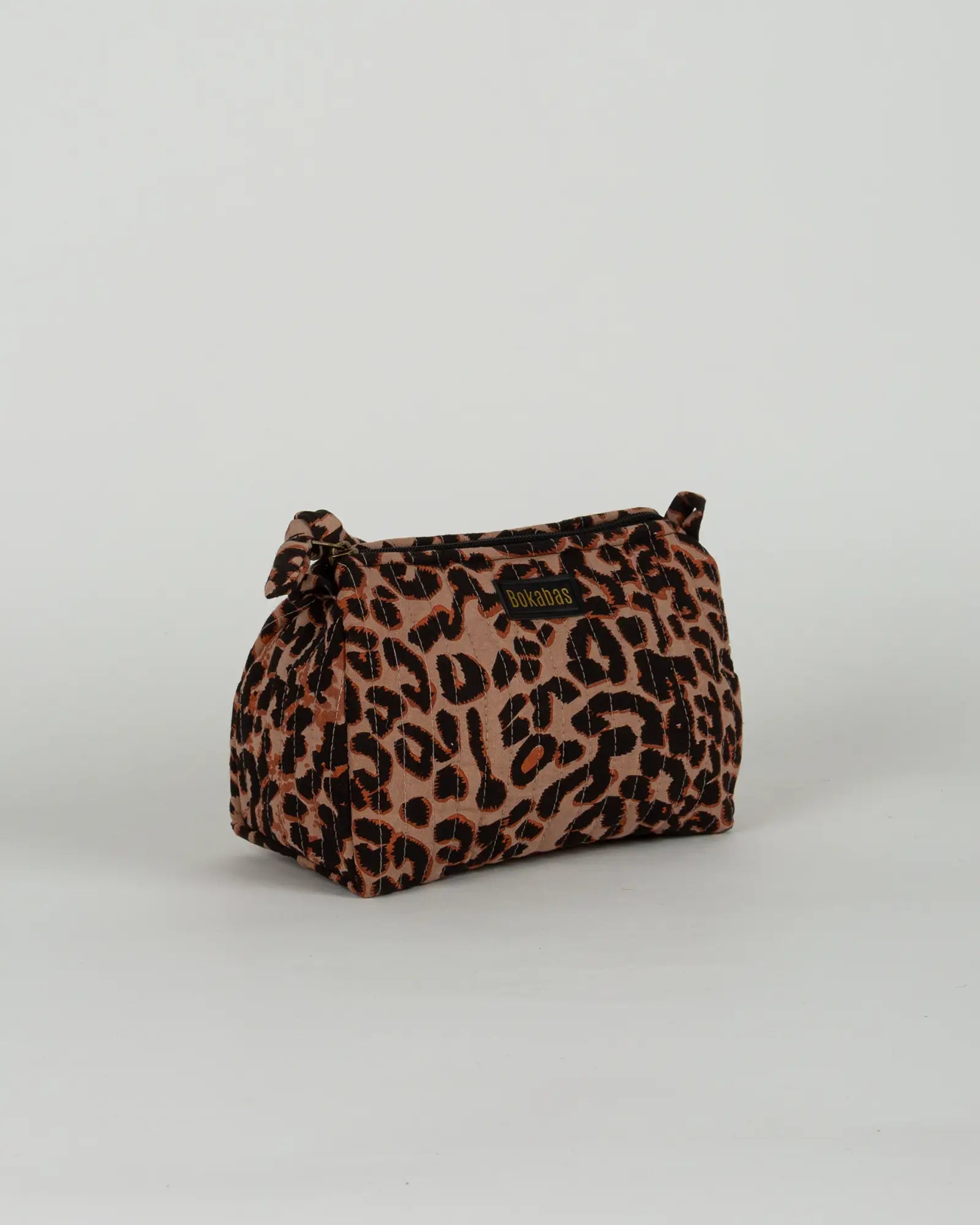 Trousse de toilette matelassée en coton Bokabas, imprimé léopard noir et marron, vue de trois-quarts