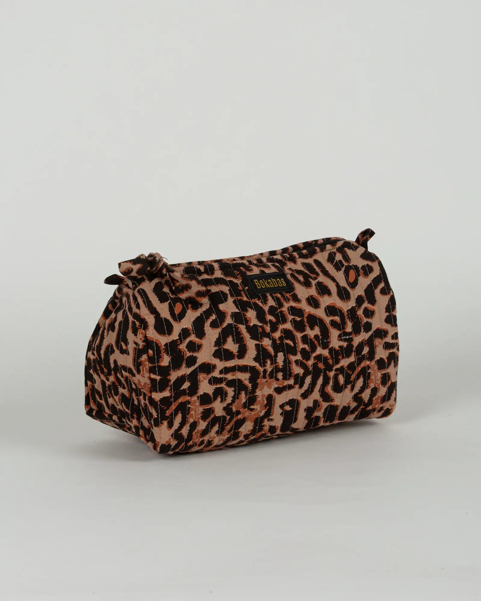 Trousse de toilette matelassée en coton Bokabas, imprimé léopard noir et marron, vue de trois-quarts