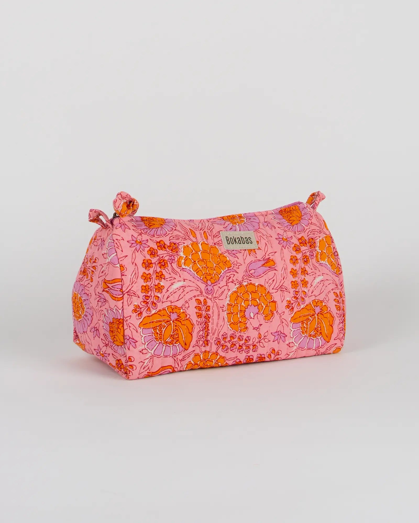 Trousse de toilette matelassée en coton Bokabas, imprimé Marie rose fleuri, vue de trois-quarts