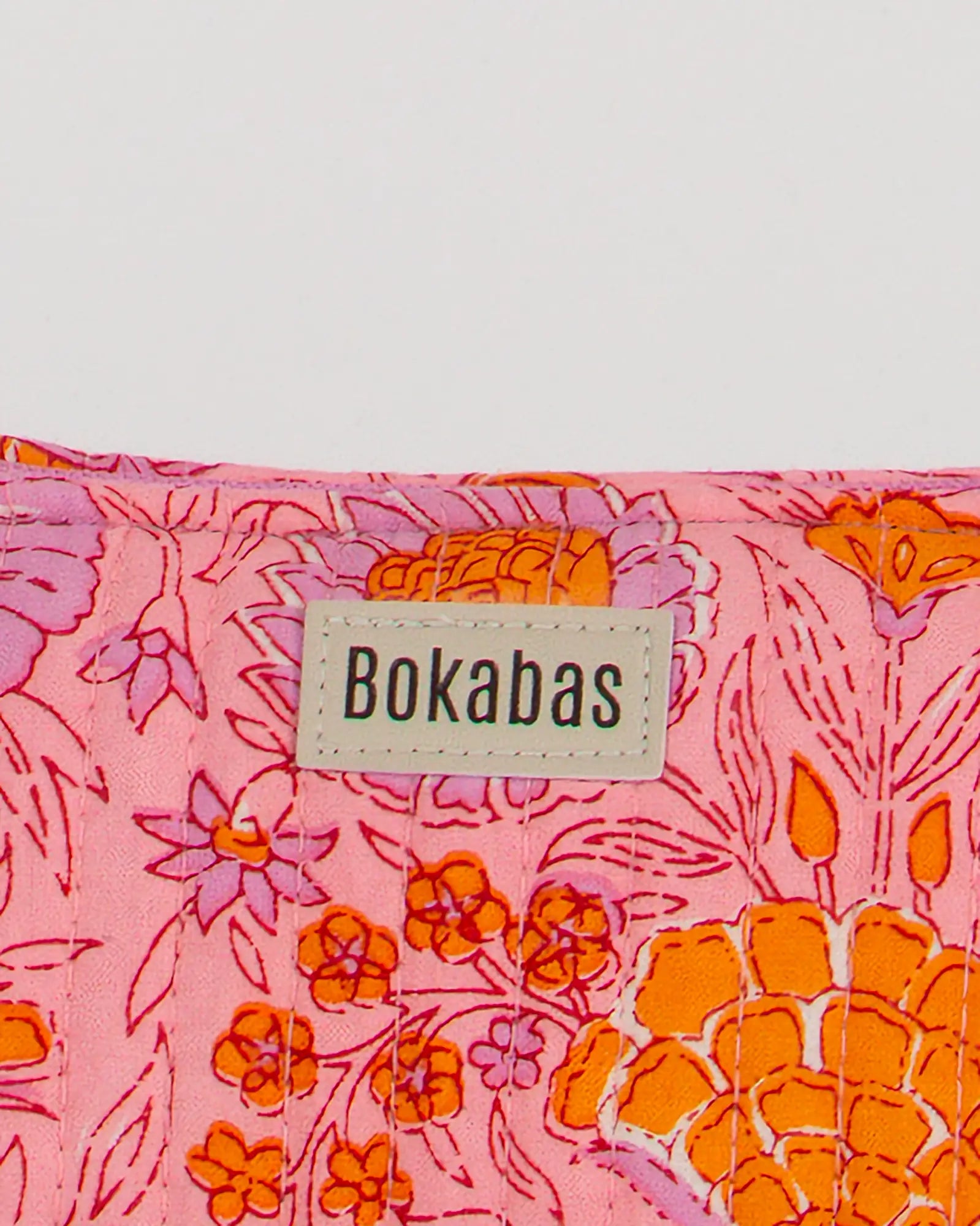 Trousse de toilette matelassée en coton Bokabas, imprimé Marie rose fleuri, zoom sur la matière