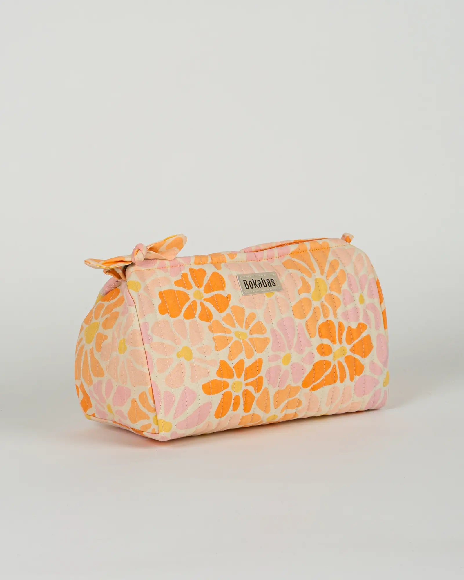 Trousse de toilette matelassée en coton Bokabas, imprimé Peachy fleuri orange, vue de trois-quarts