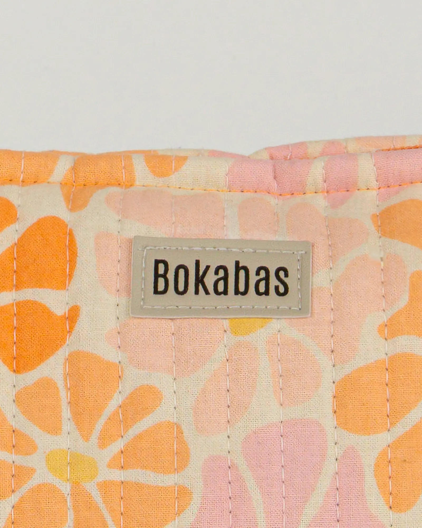 Trousse de toilette matelassée en coton Bokabas, imprimé Peachy fleuri orange, zoom sur la matière