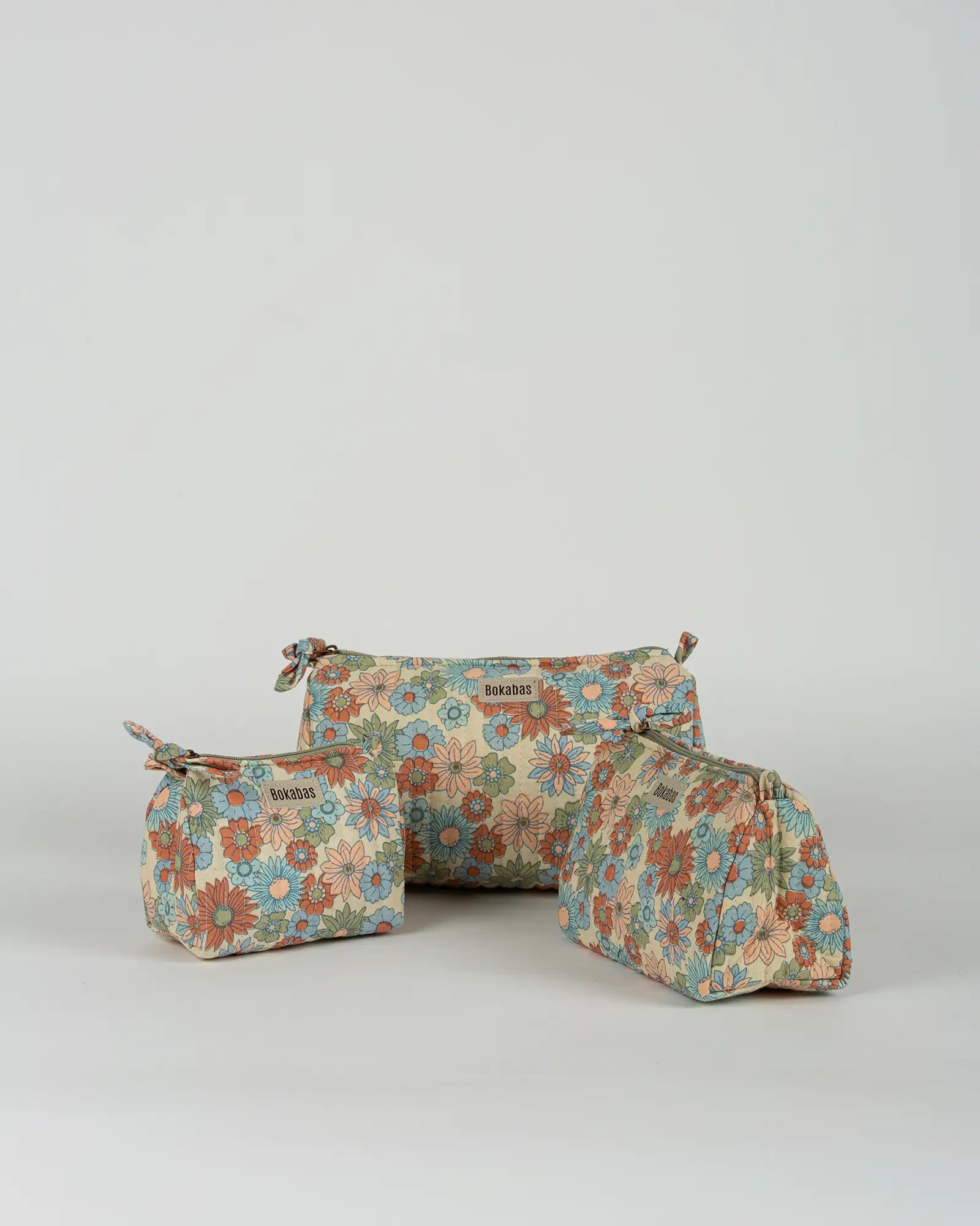 Trousse de toilette matelassée en coton Bokabas, imprimé Rétro liberty vert, bleu et orange, vue de face