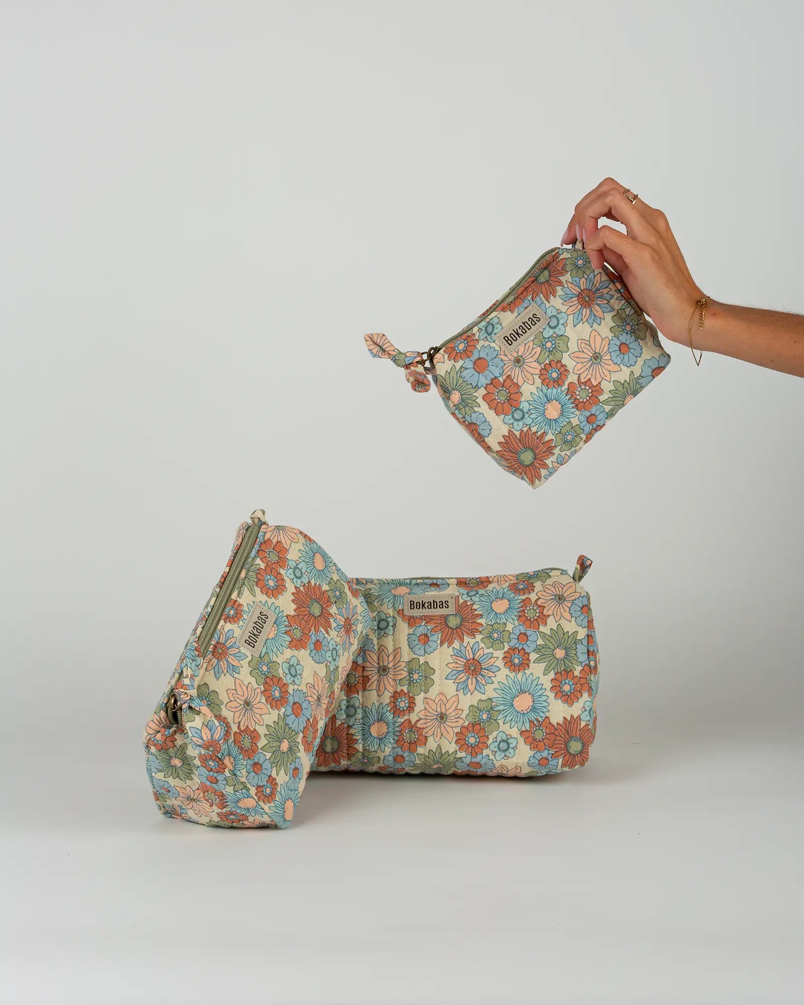 Trousse de toilette matelassée en coton Bokabas, imprimé Rétro liberty vert, bleu et orange, vue de face