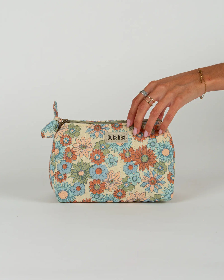 Trousse de toilette matelassée en coton Bokabas, imprimé Rétro liberty vert, bleu et orange, vue de face