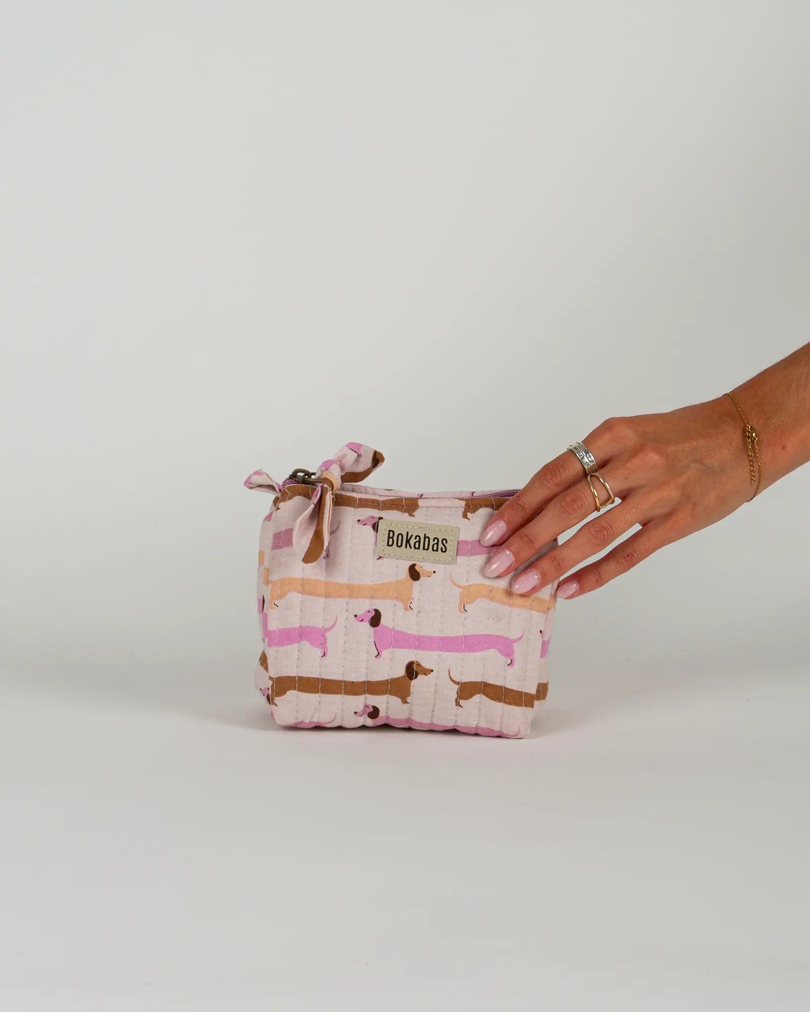 Trousse de toilette matelassée en coton Bokabas, imprimé Saucisse chien teckel rose et violet, vue de face