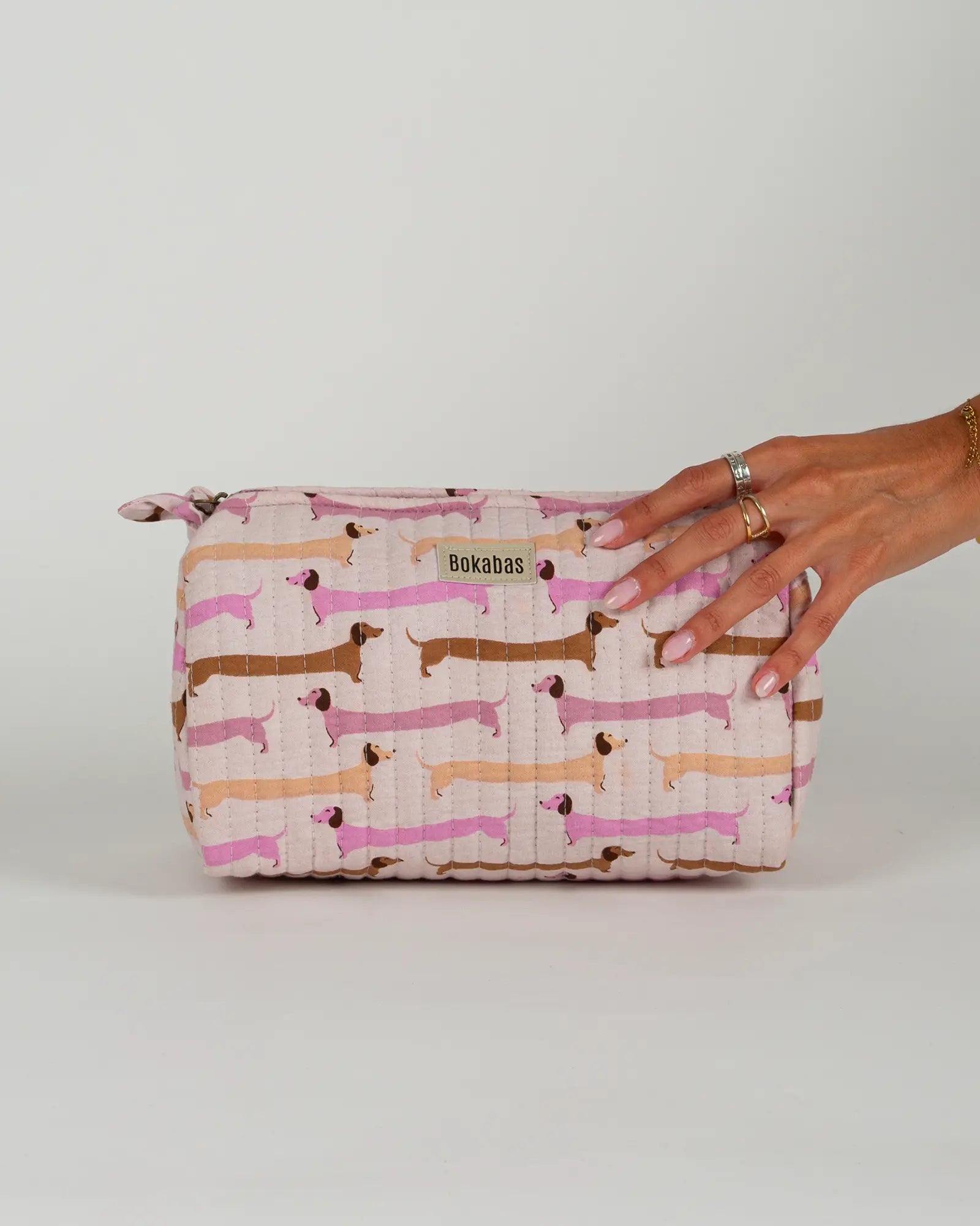 Trousse de toilette matelassée en coton Bokabas, imprimé Saucisse chien teckel rose et violet, vue de face