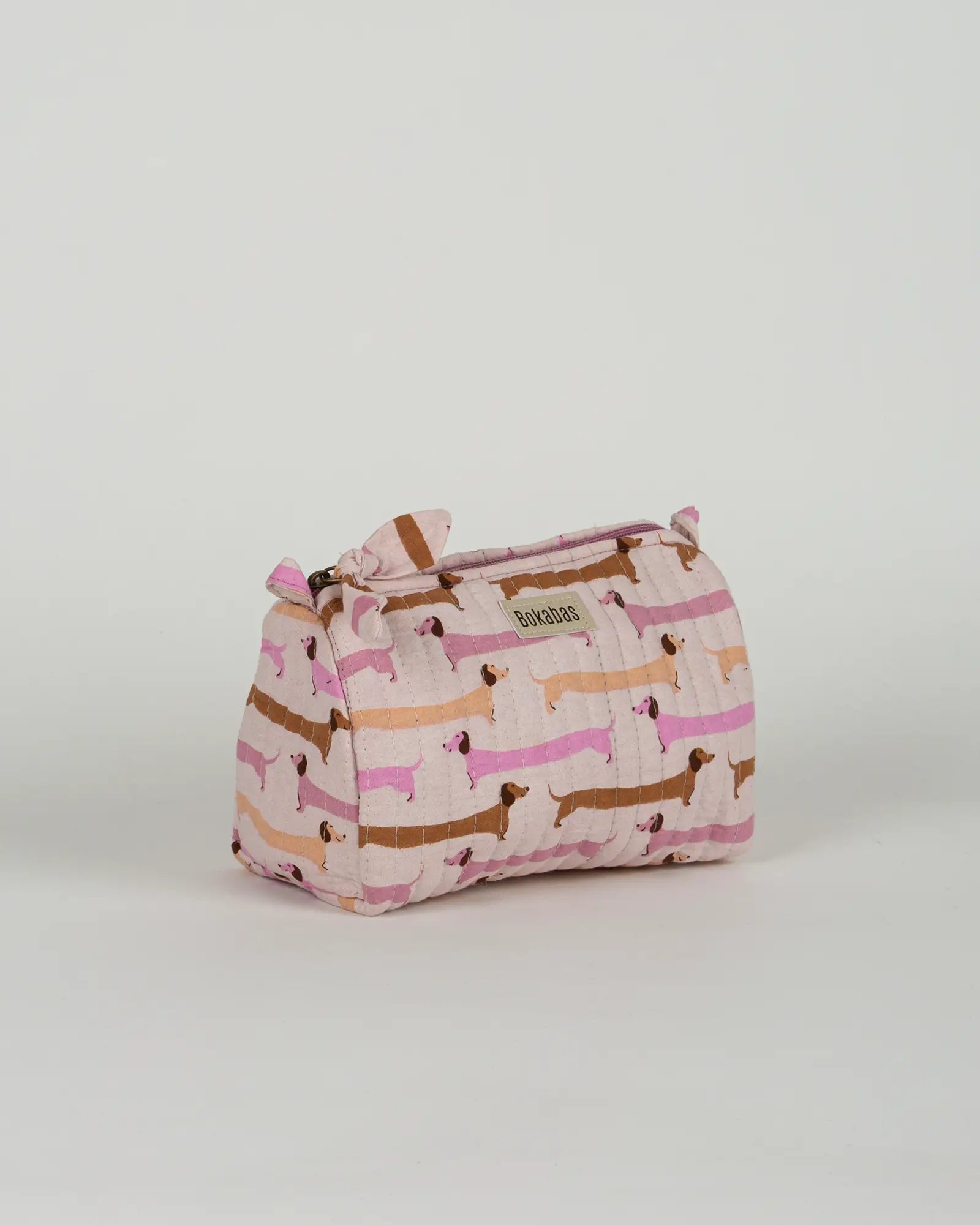 Trousse de toilette matelassée en coton Bokabas, imprimé Saucisse chien teckel rose et violet, vue de trois-quarts